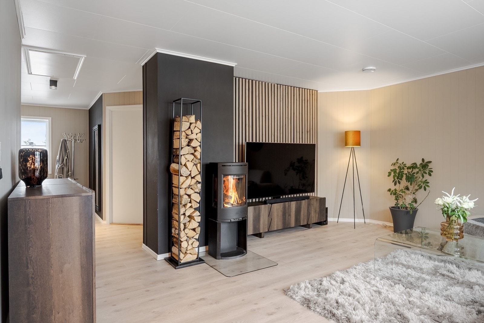 Leiligheten har en god planløsning, med stue, kjøkken, 3 soverom, bad og vaskerom/teknisk rom. Galleribilde