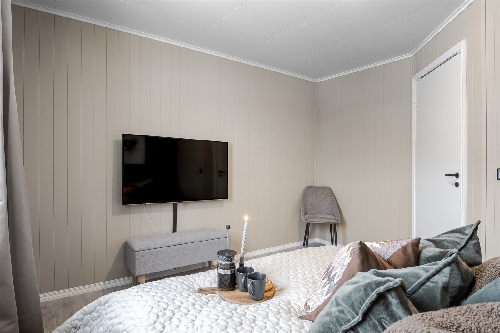 På soverommet er det også muligheter for godt med garderobeløsninger. Galleribilde