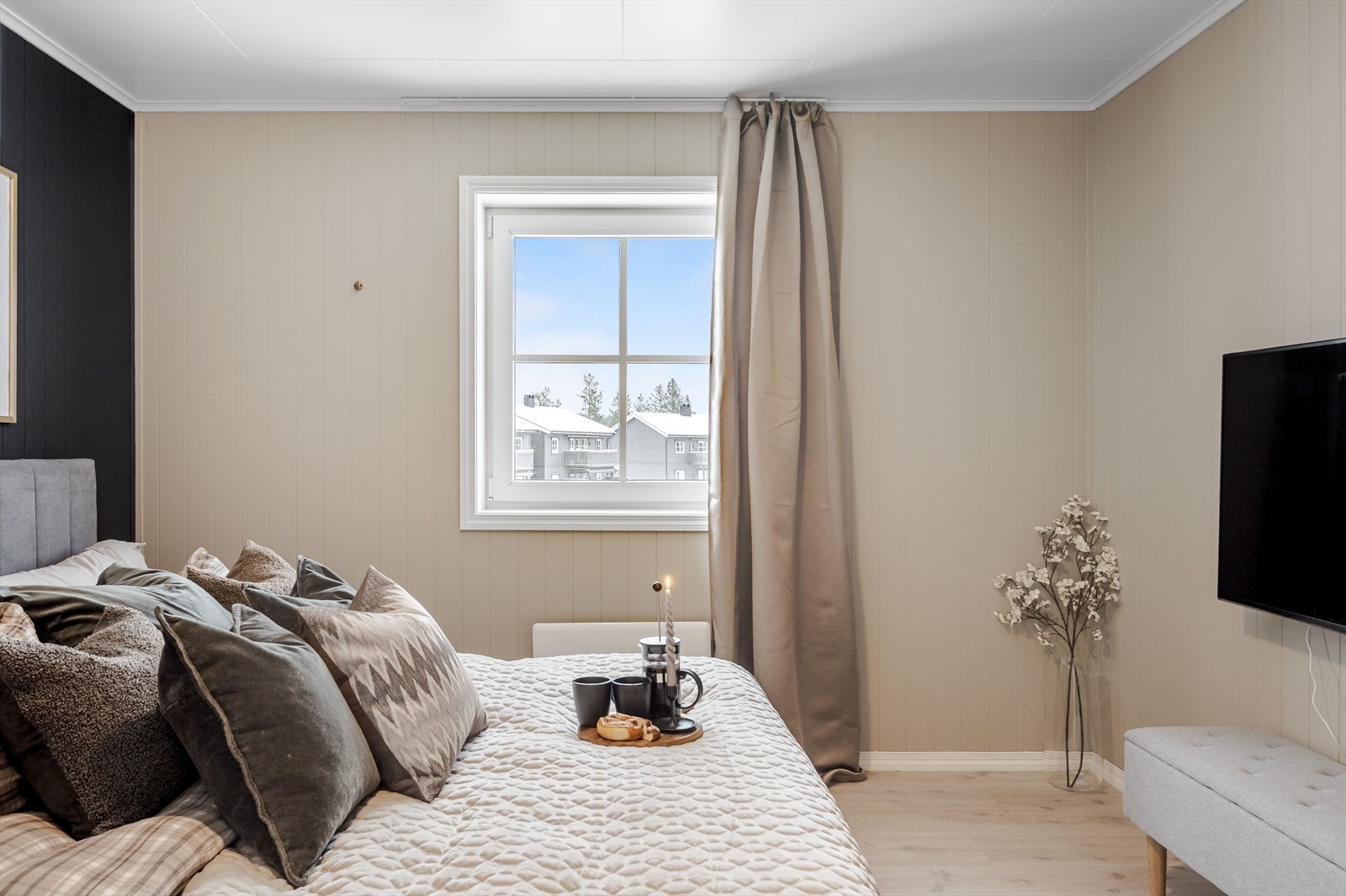 Leilighetens hovedsoverom er malt i fine lyse farger og har god plass til dobbeltsen
g. Galleribilde