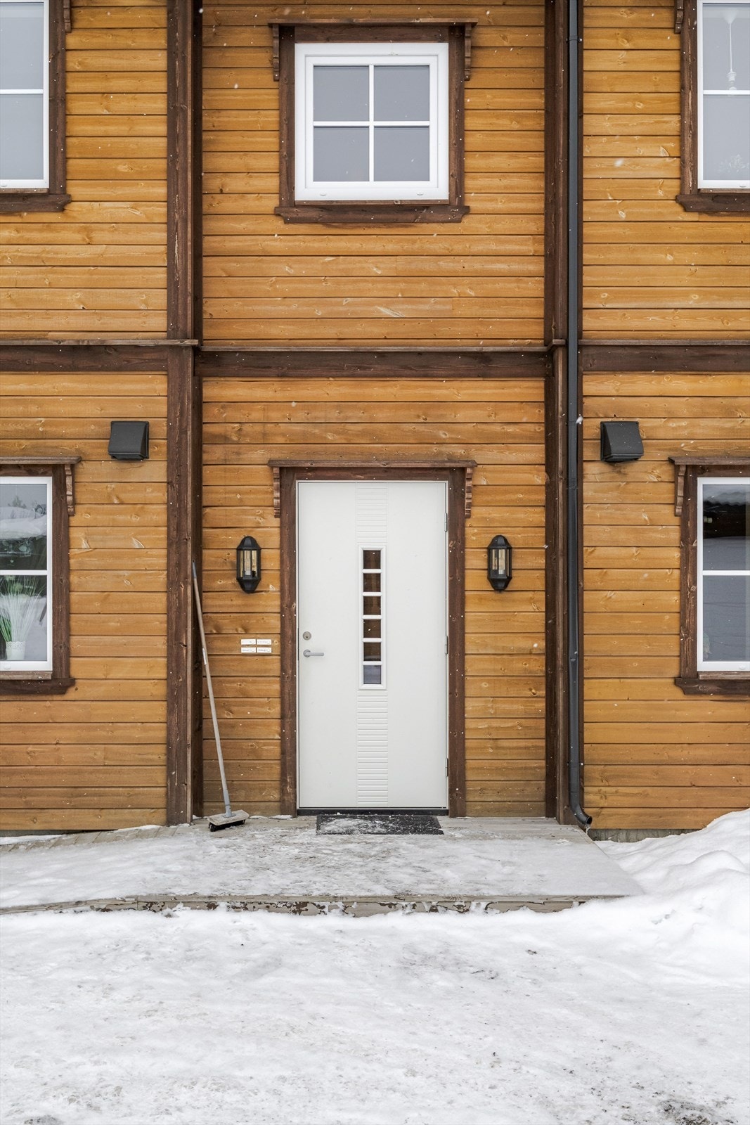 Inngang til leiligheten via felles inngangsparti i 1.etasje. Galleribilde