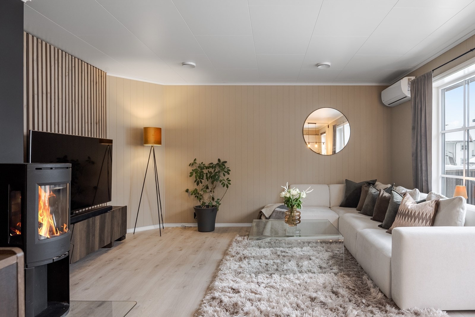 Stuen er lun og koselig, med god plass til sofagruppe, salongbord og mediemøblement. Galleribilde