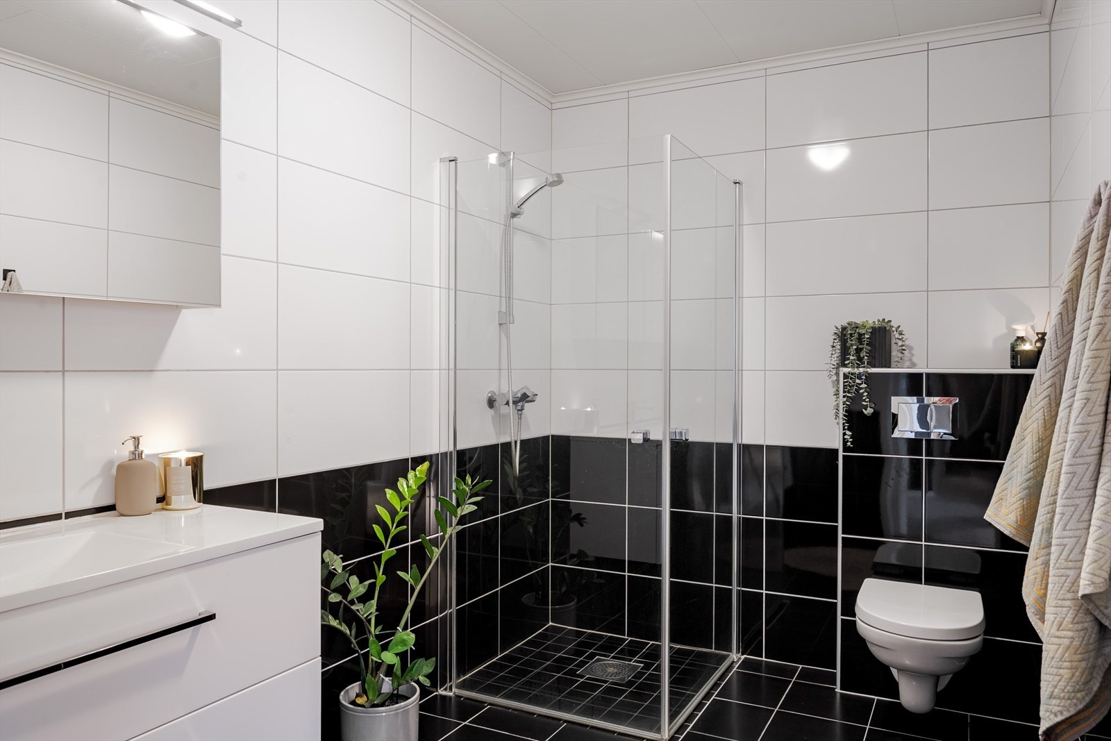 Lekkert, flislagt bad fra byggeåret 2021 med varmekabler i gulvet. Galleribilde