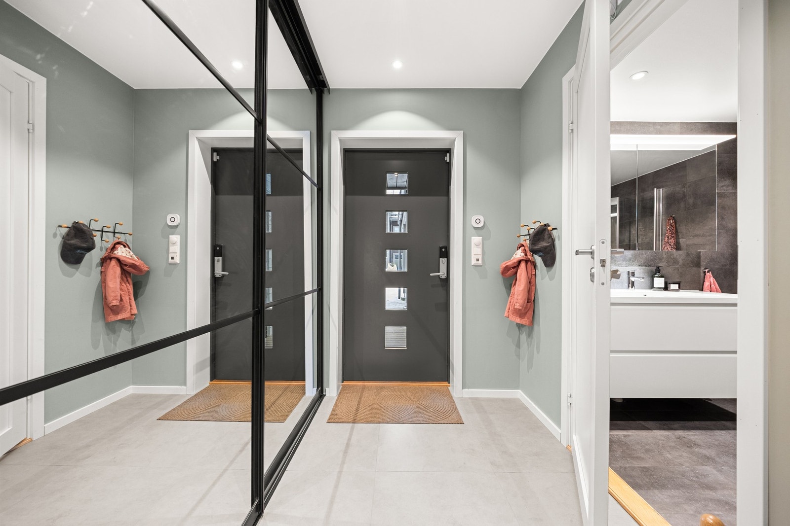 Her er det også en praktisk skyvedørsgarderobe som gir gode oppbevaringsmuligheter for yttertøy og sko. Galleribilde