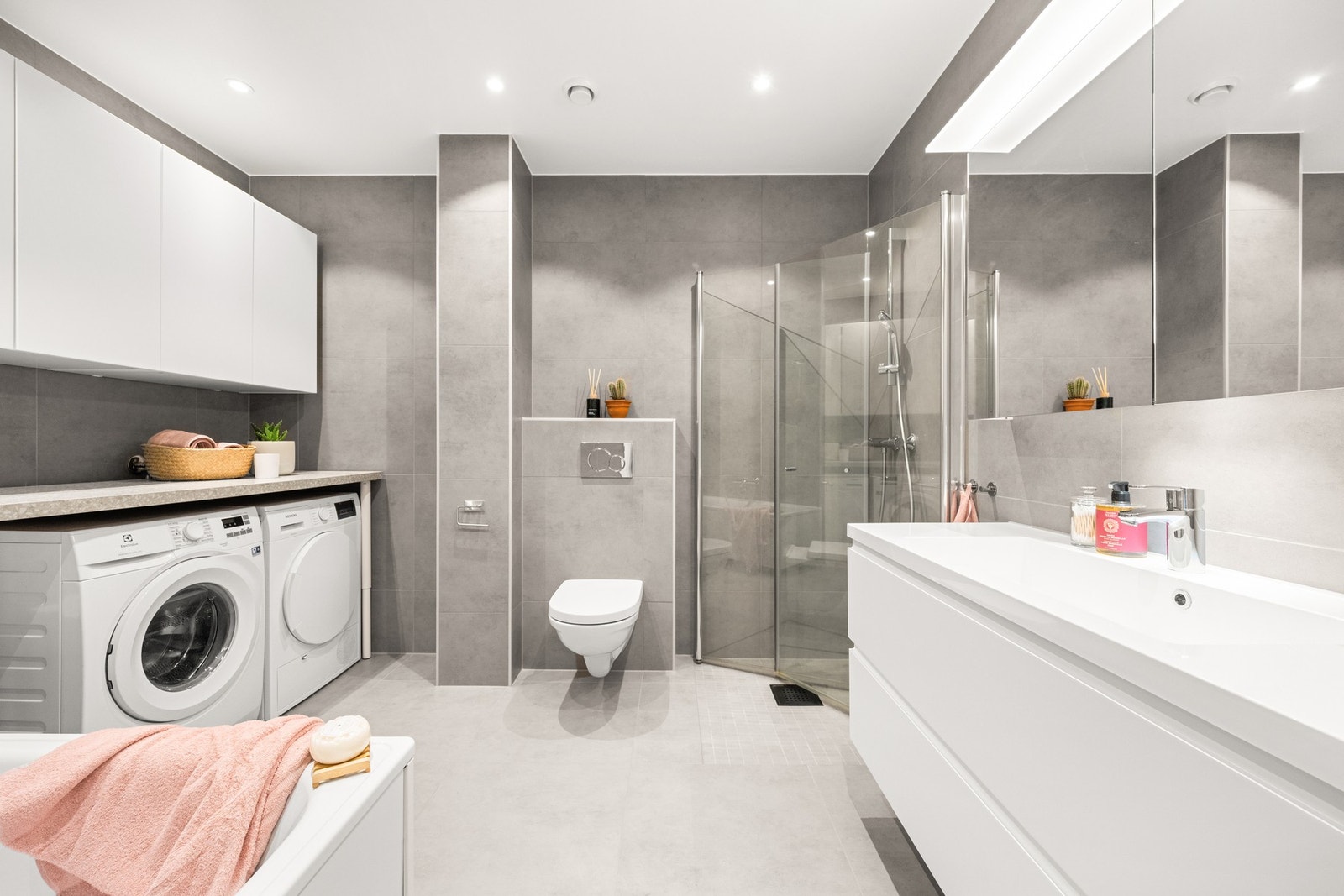 I boligens andre etasje er det et romslig og flislagt bad med downlights i himling og behagelig varme i gulv. Galleribilde