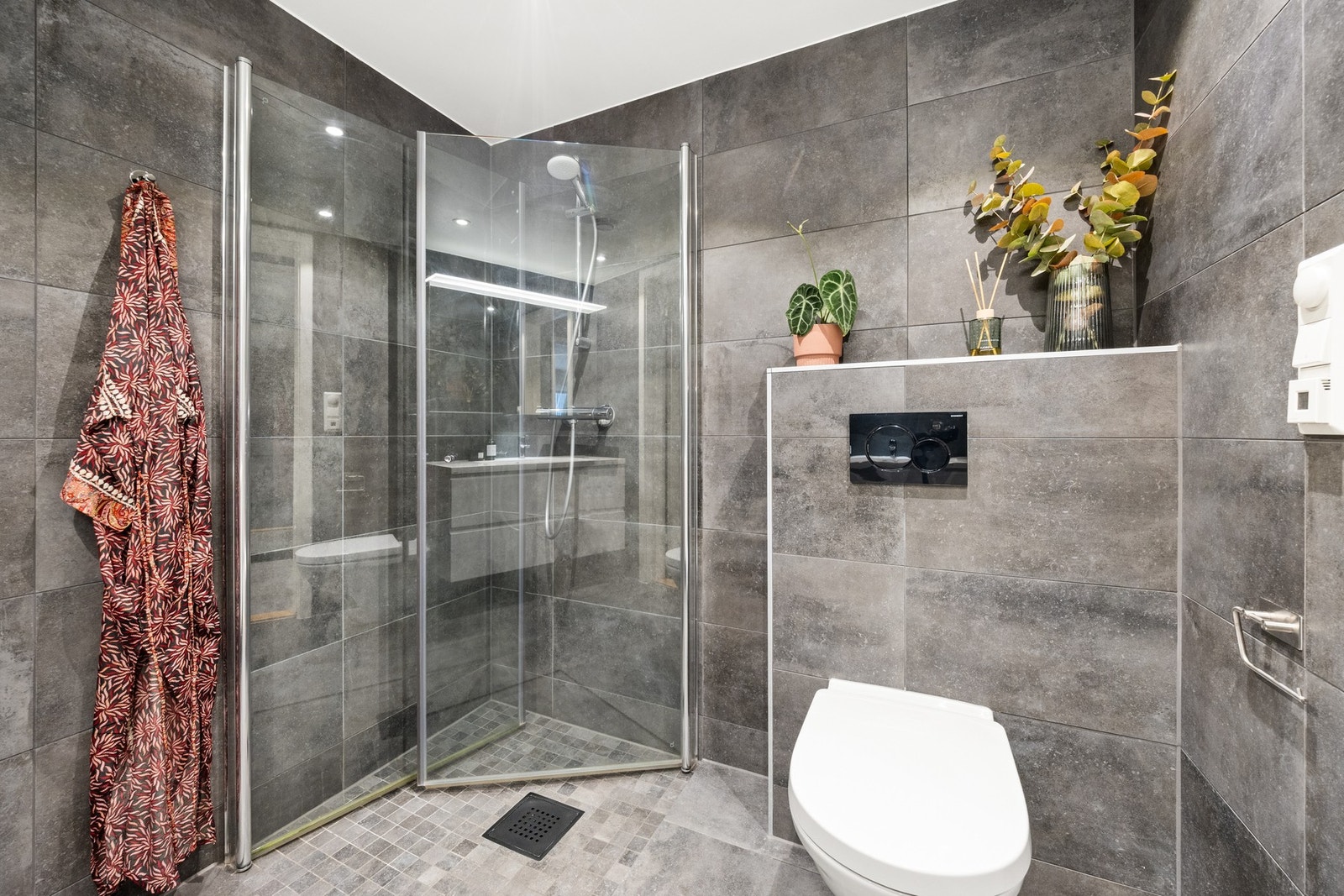 Badet har flislagte vegg- og gulvflater med behagelig gulvvarme og downlights i himling. Galleribilde