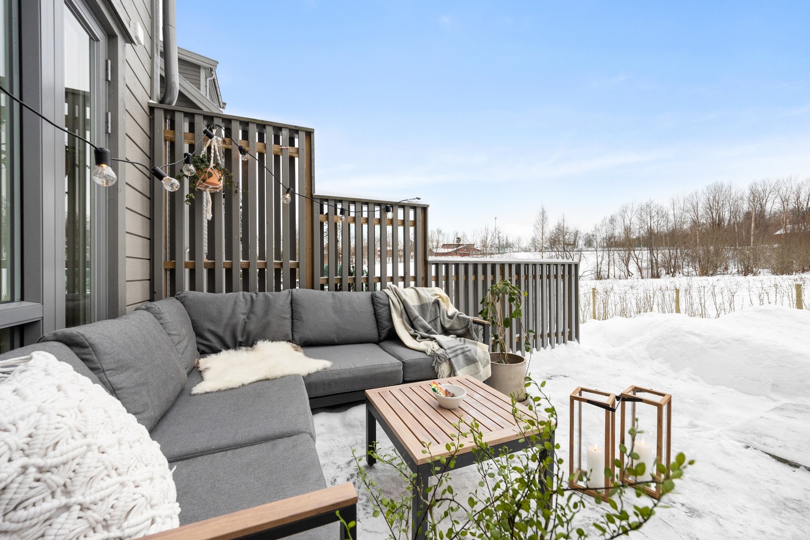 Praktisk planløsning som består av entré, to stuer, kjøkken, 3 soverom, omkledningsrom, 2 bad, og stor markterrasse. Galleribilde