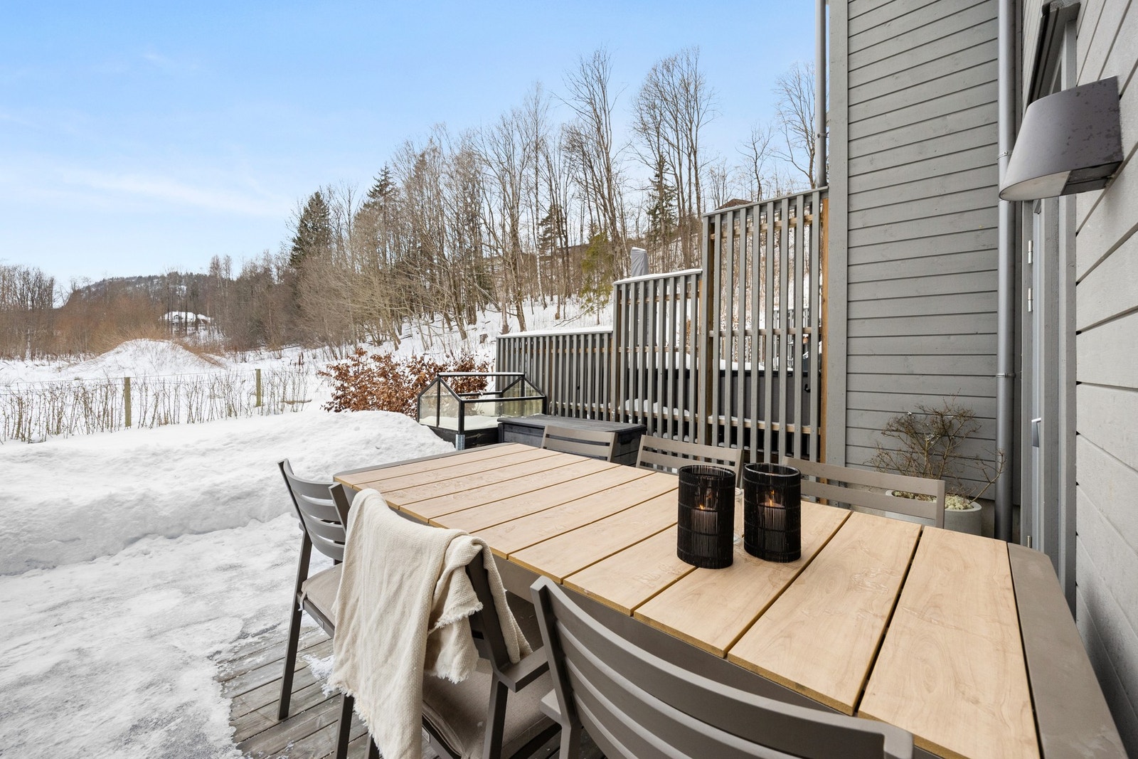 Boligen ligger i et etablert boligstrøk på Billingstad, et rolig og barnevennlig område som kombinerer nærhet til byliv og natur. Galleribilde