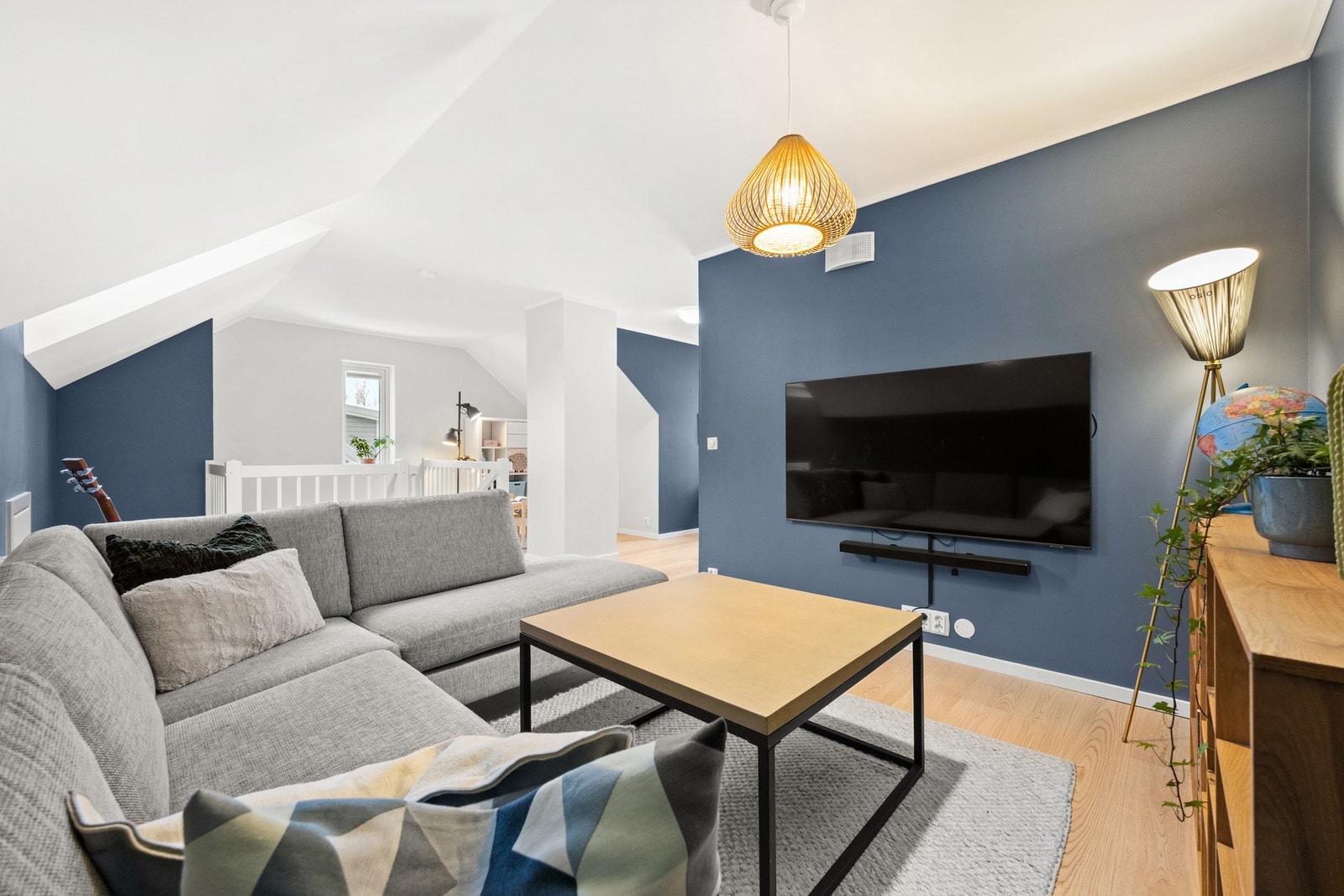 I boligens tredje etasje finner du en loftstue. Galleribilde