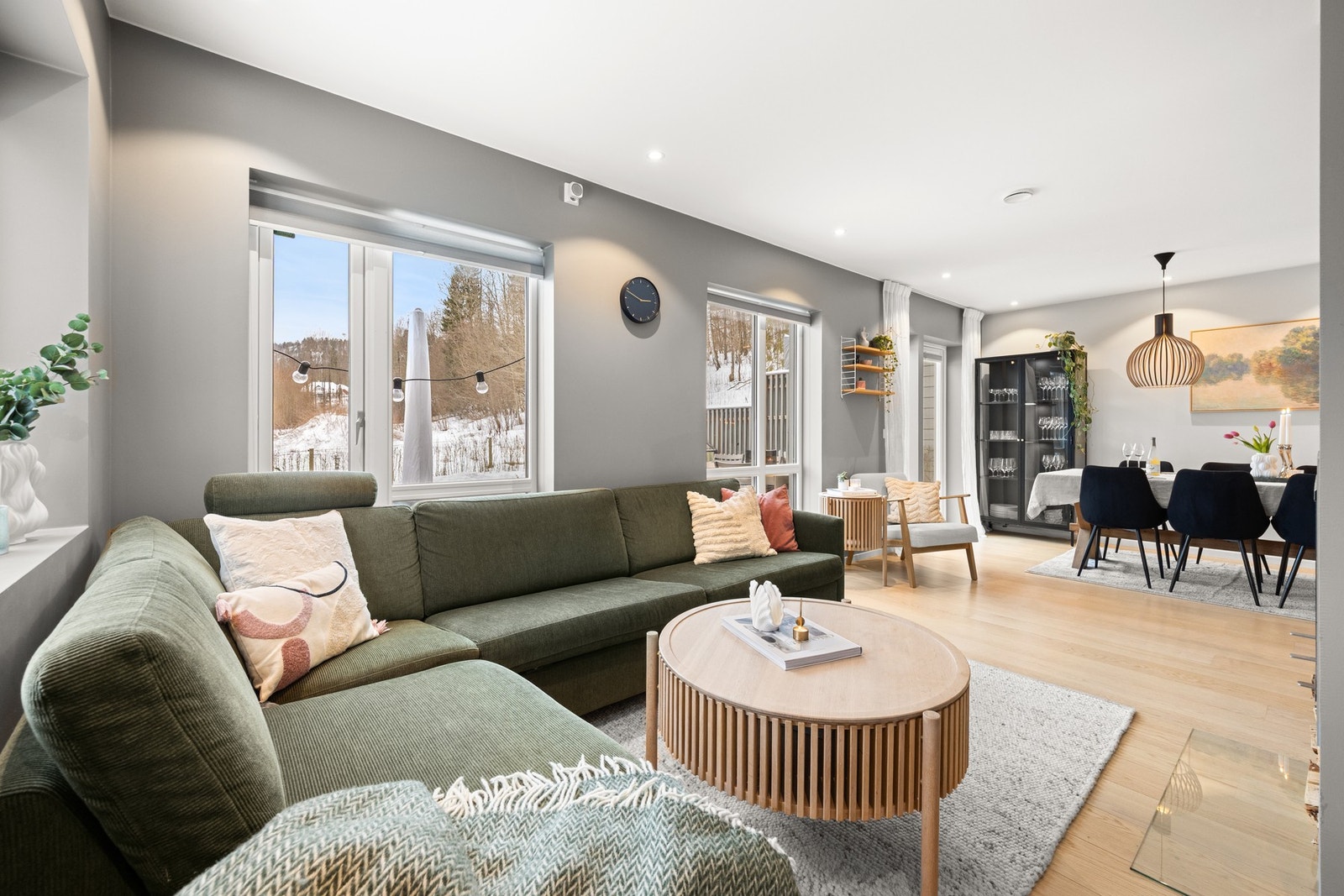 Stuen har god utforming med naturlig plass til en sofa og TV med tilhørende møblement, samt en spisegruppe hvor hele familien kan samles. Galleribilde