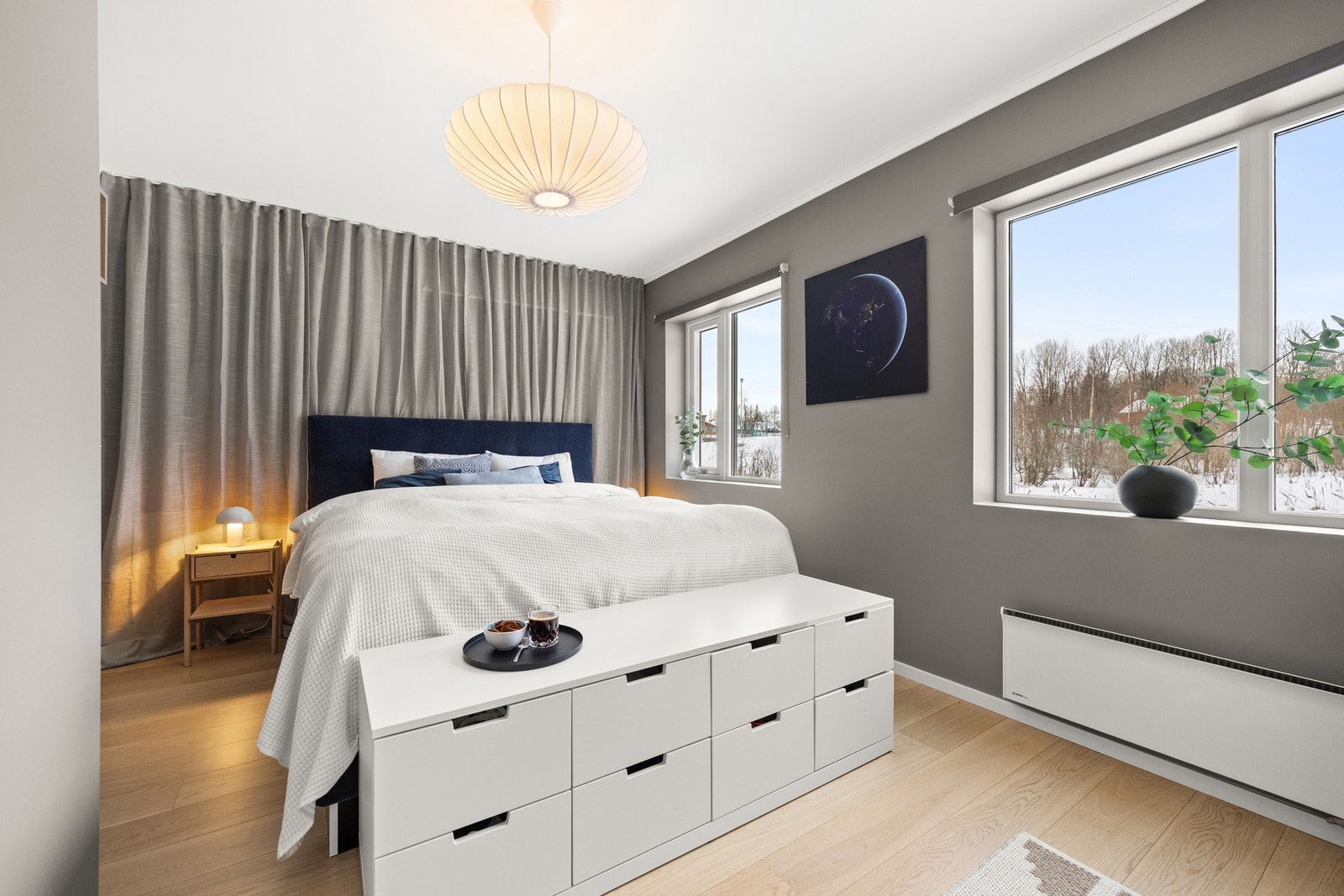 Hovedsoverommet er romslig med god plass til dobbeltseng, nattbord og dekor. Galleribilde