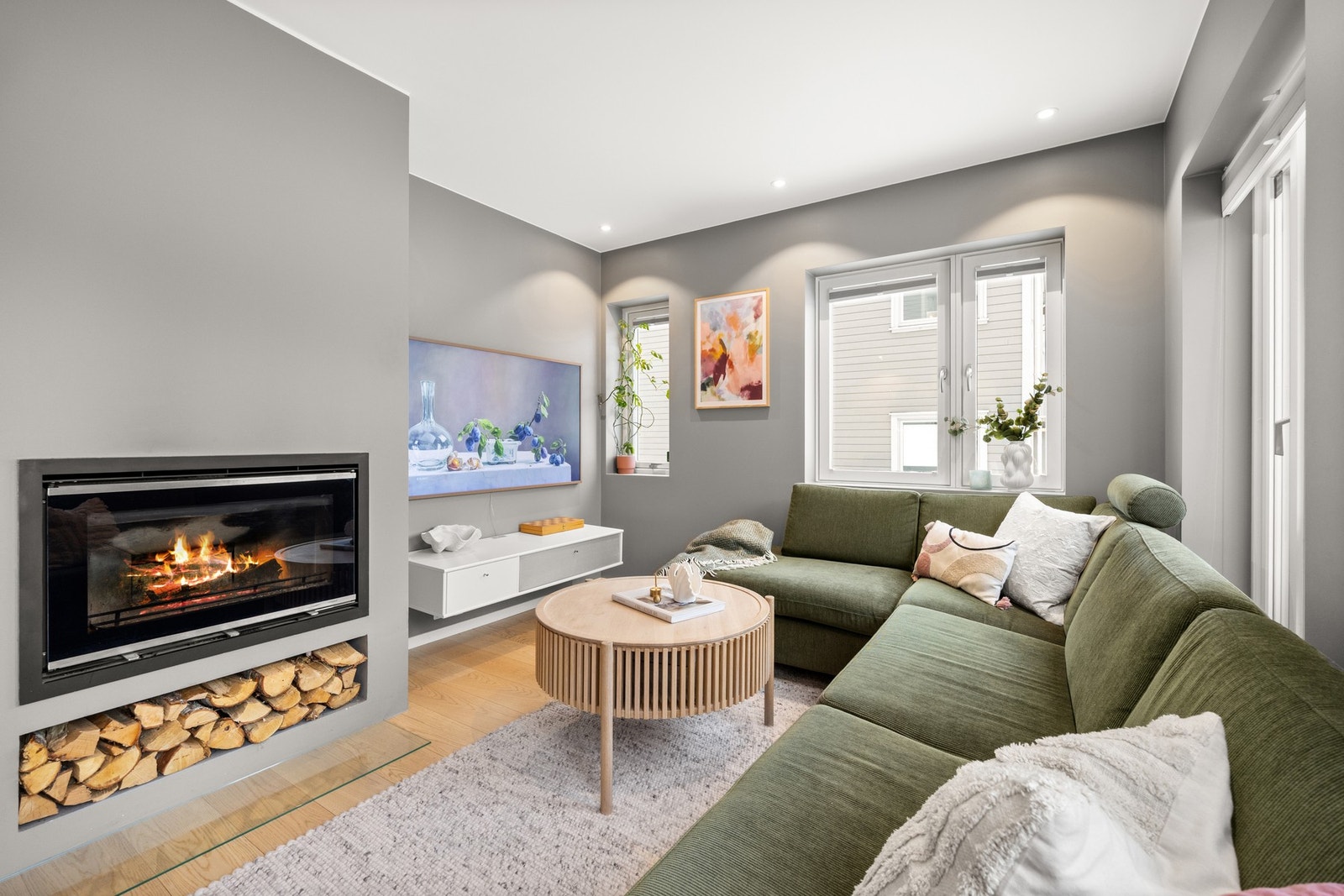 Sentralt i rommet er det en innebygget peisovn med glassdør, som byr på ekstra varme og lun atmosfære på kalde dager. Galleribilde