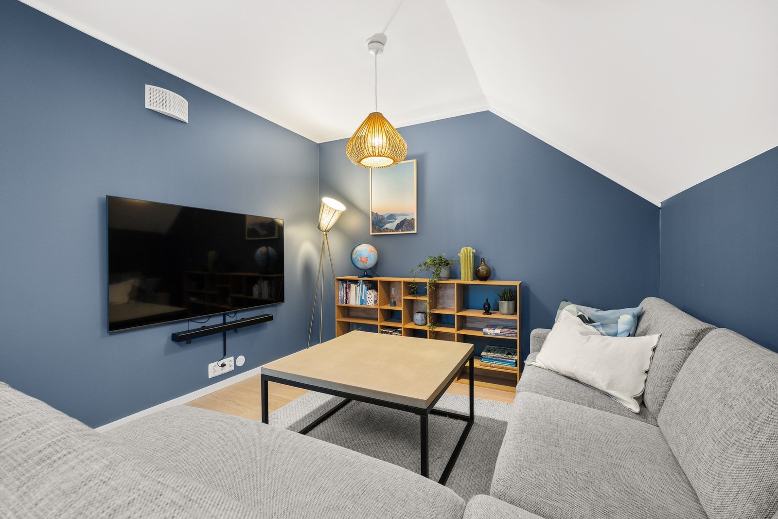 I loftstuen er det god plass til sofa, tv-benk eller annen ønsket innredning. Galleribilde