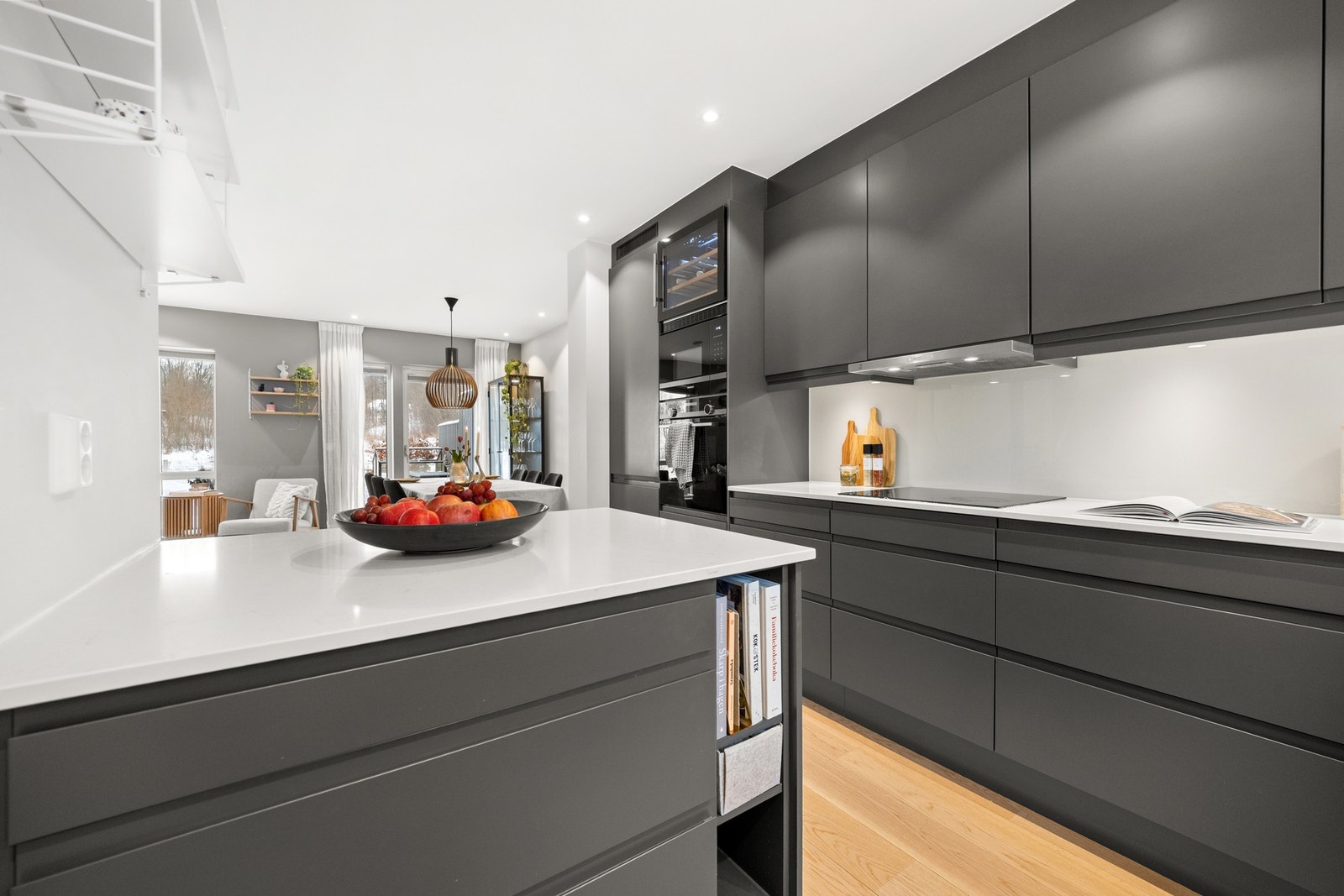 Kjøkkenet er sentralt plassert og gir enkel adkomst til både spisestue og stue. Galleribilde