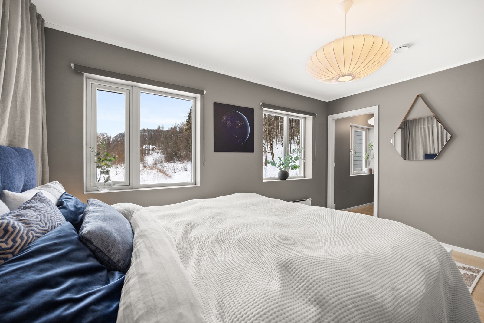 Fra hovedsoverommet har du direkte adkomst til en privat walk-in-closet med gode oppbevaringsløsninger. Galleribilde