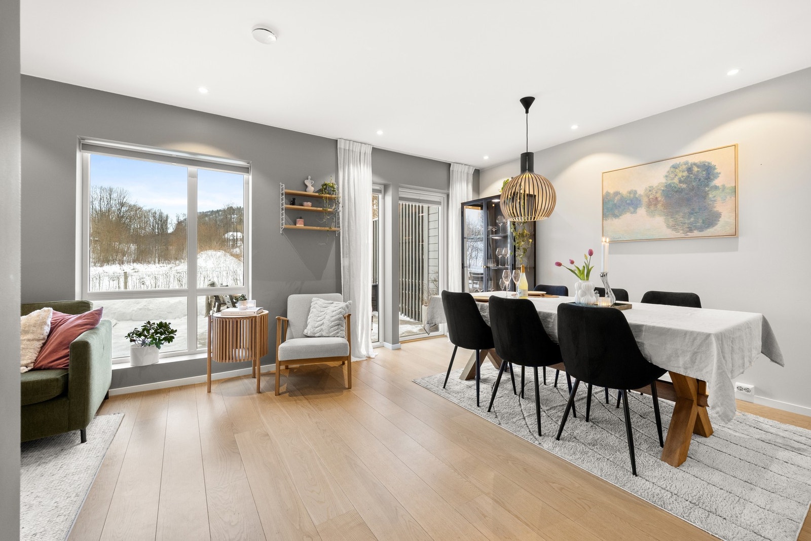 Det er store vindusflater som strekker seg fra gulv til himling og gir godt med lysinnslipp og en luftig romfølelse. Galleribilde