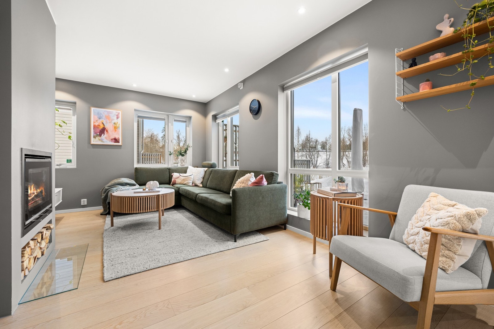 Dette er en moderne, sjarmerende og pent beliggende enderekkehus over tre plan. Galleribilde