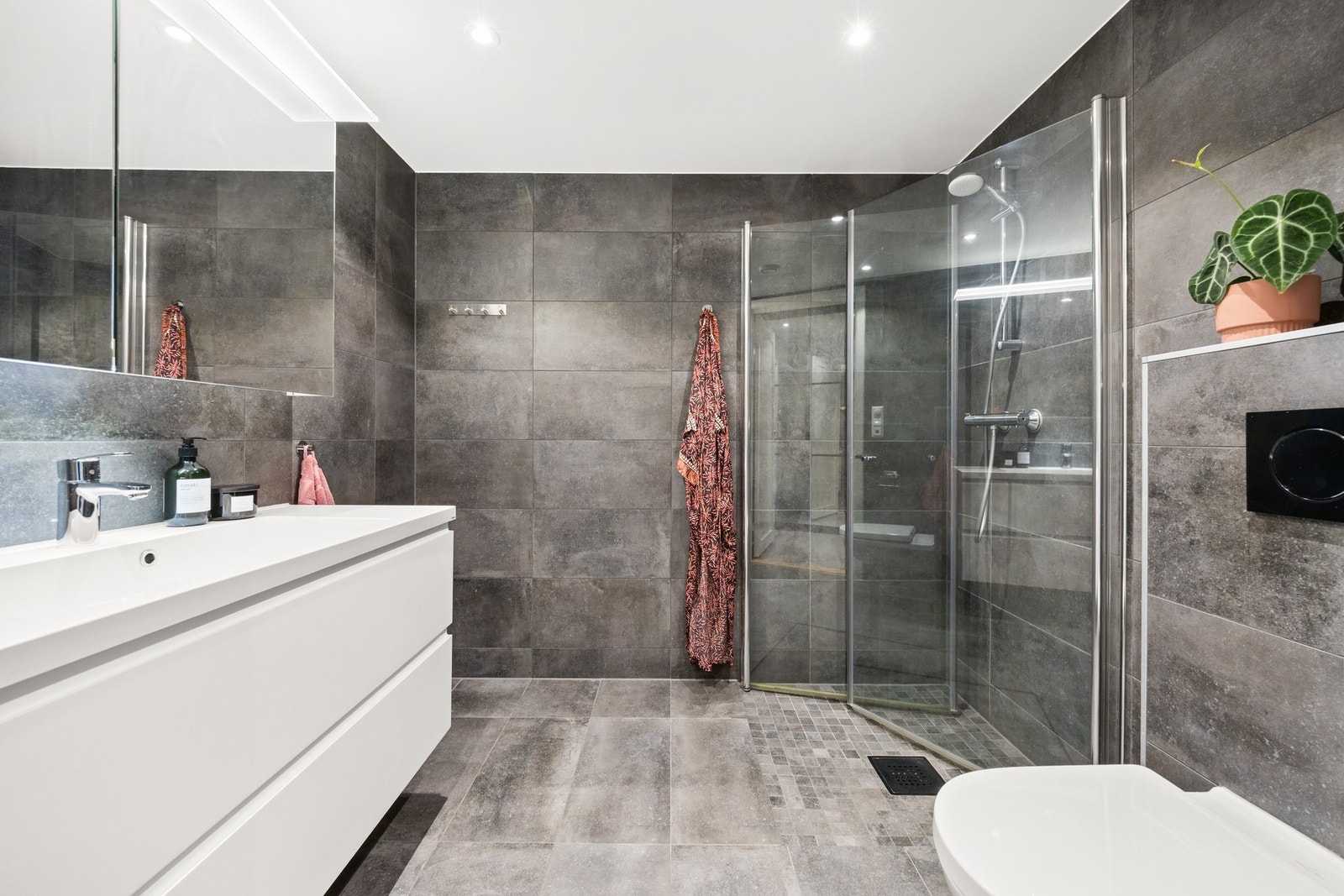 I boligens første etasje er det et romslig og flislagt bad. Galleribilde