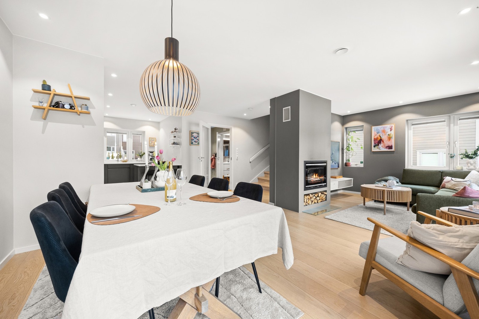 Det er god plass til et romslig spisebord hvor hele familien kan samles. Galleribilde