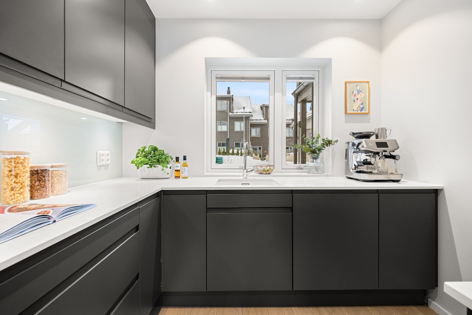 Et godt utnyttet kjøkken med integrerte hvitevarer, inkludert oppvaskmaskin, kjøleskap, koketopp og stekeovn. Galleribilde