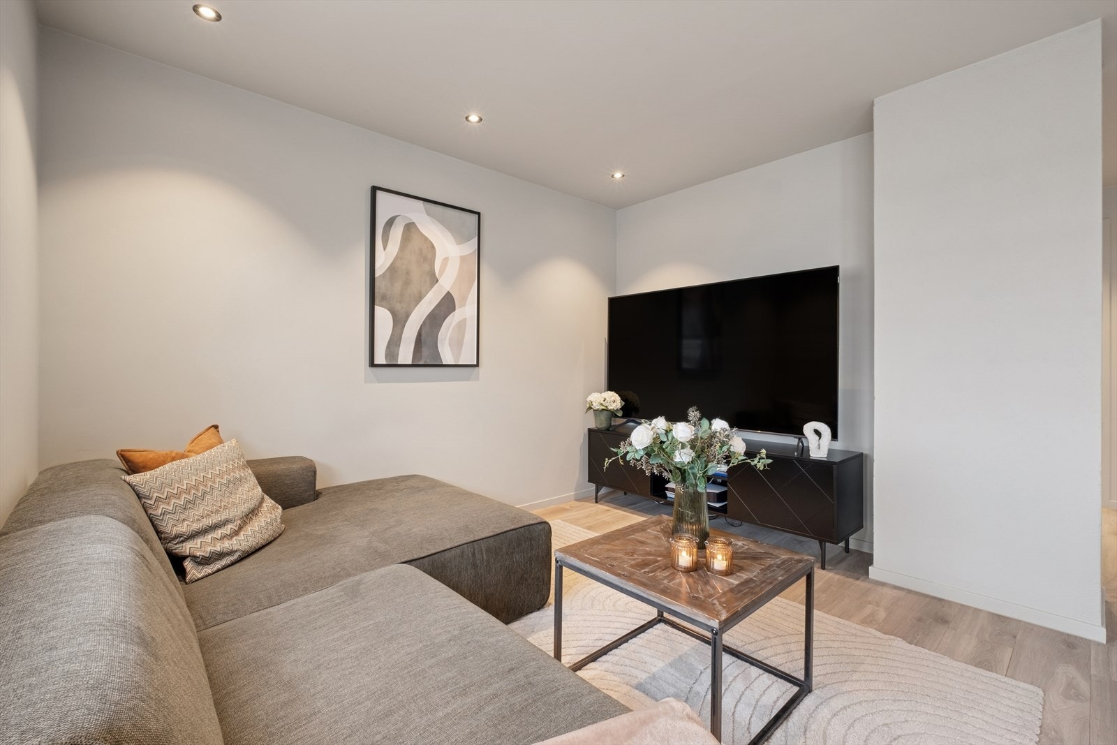 De tre store vindusflatene sikrer rikelig med naturlig lys. Galleribilde