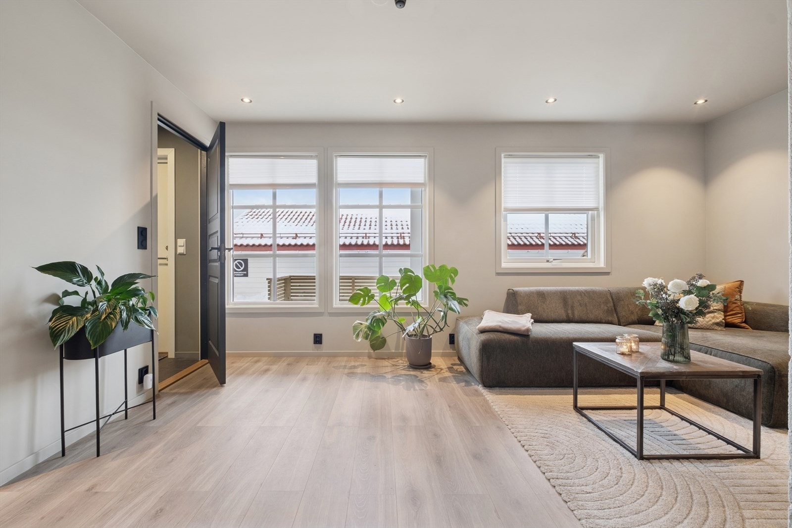 Fra entréen kommer du rett inn i stuen. Et lyst og romslig oppholdsrom med gode innredningsmuligheter. Galleribilde