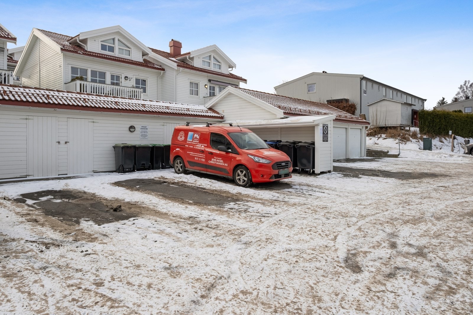 Praktisk bod i felles bodrekke finnes nedenfor boligen. Galleribilde