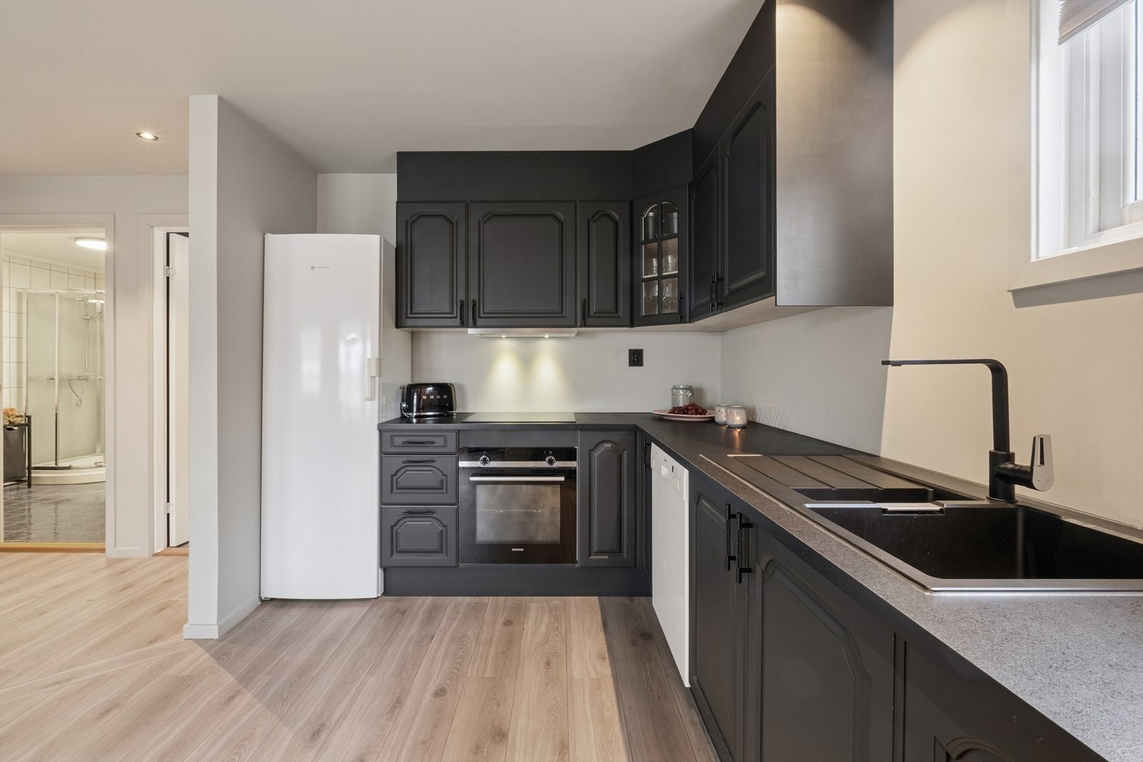 Kjøkkenet er nylig malt og oppgradert med ny stekeovn, platetopp og vask. Galleribilde