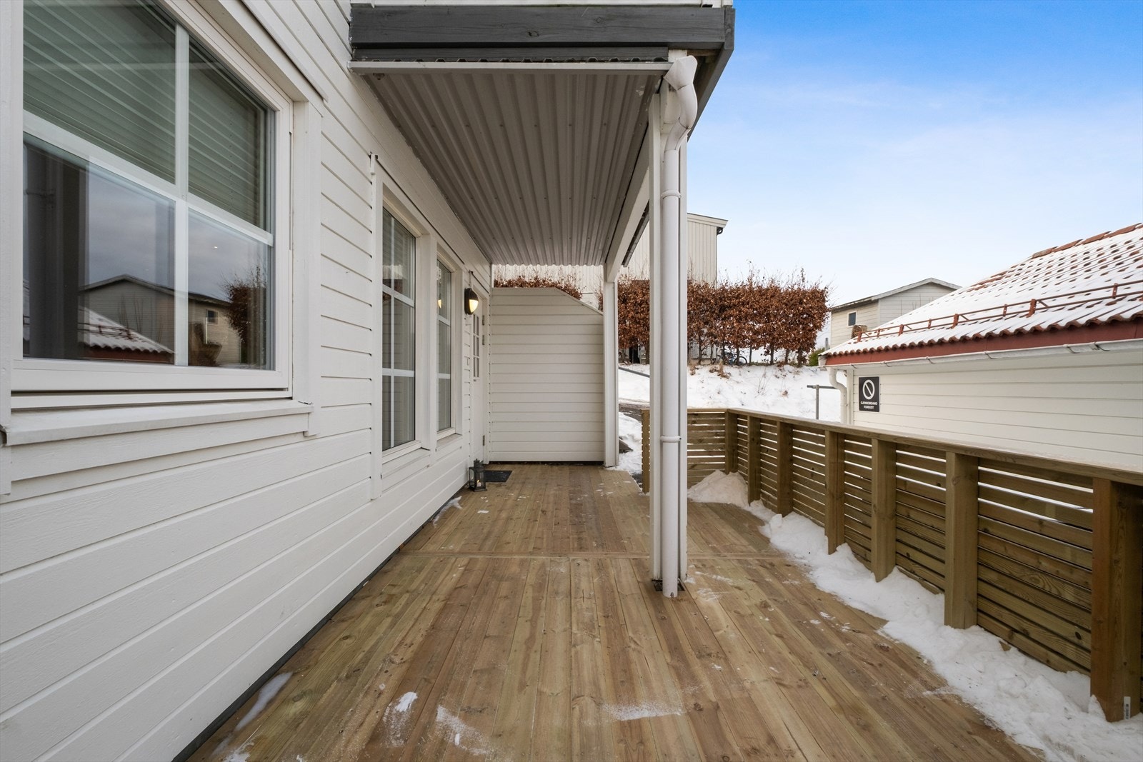 I tilknytning til inngangspartiet ligger den 17 kvm store terrassen, med god plass til en hyggelig sittegruppe. Denne ble lagt ny i 2025. Galleribilde