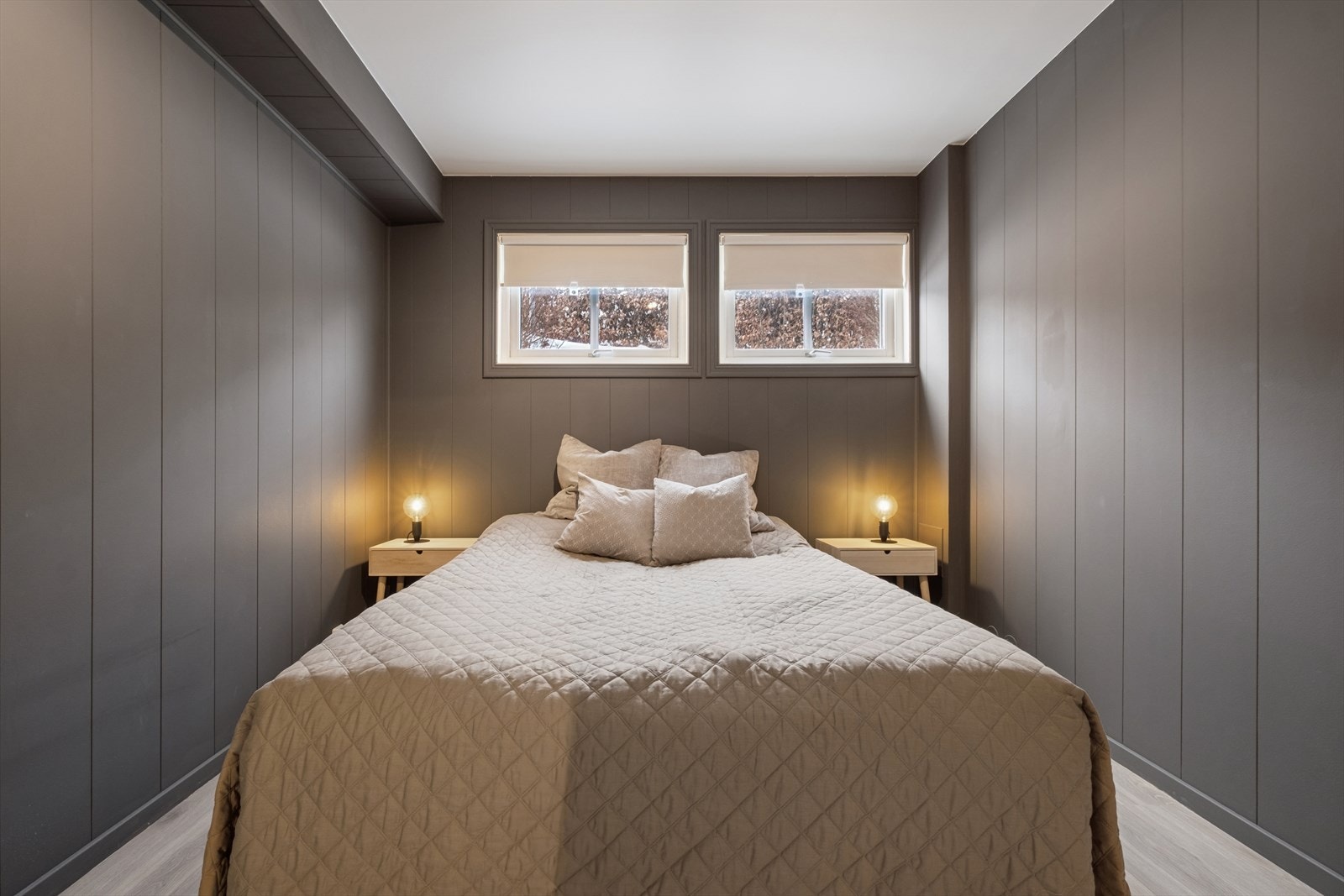 De mørkere fargene på veggene gir soverommet en rolig og behagelig atmosfære Galleribilde