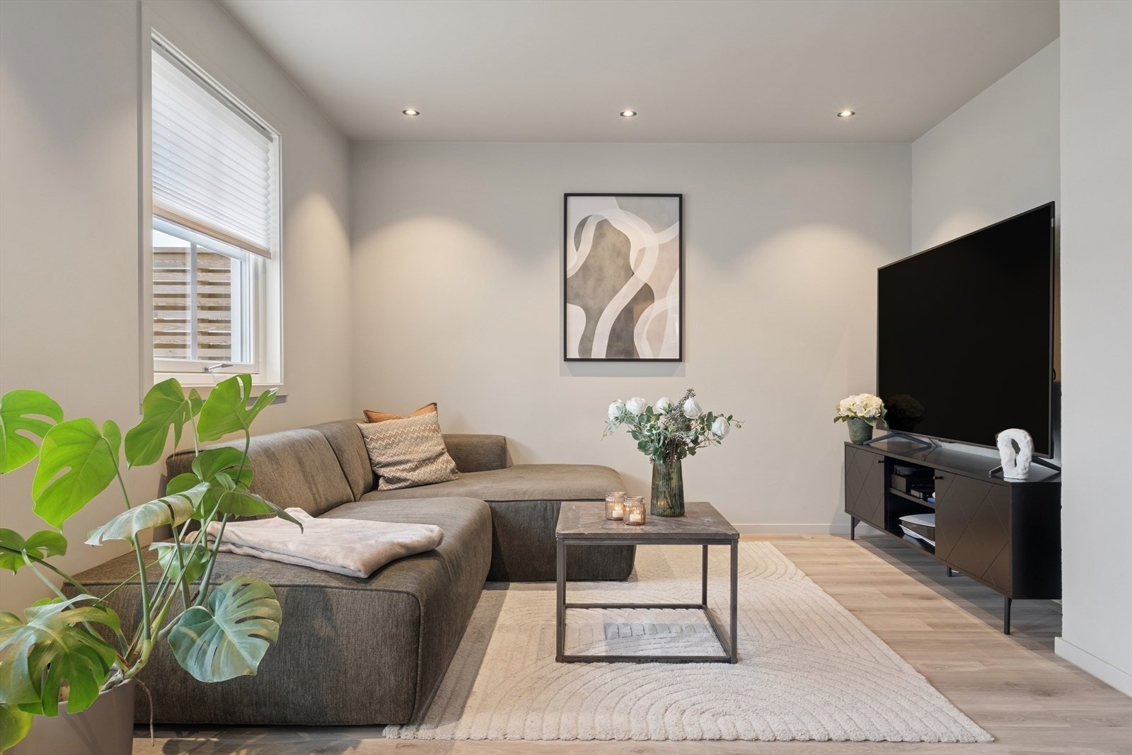 Her kan du enkelt skape en lun TV-stue, eller utnytte plassen til et større spiseområde. Galleribilde