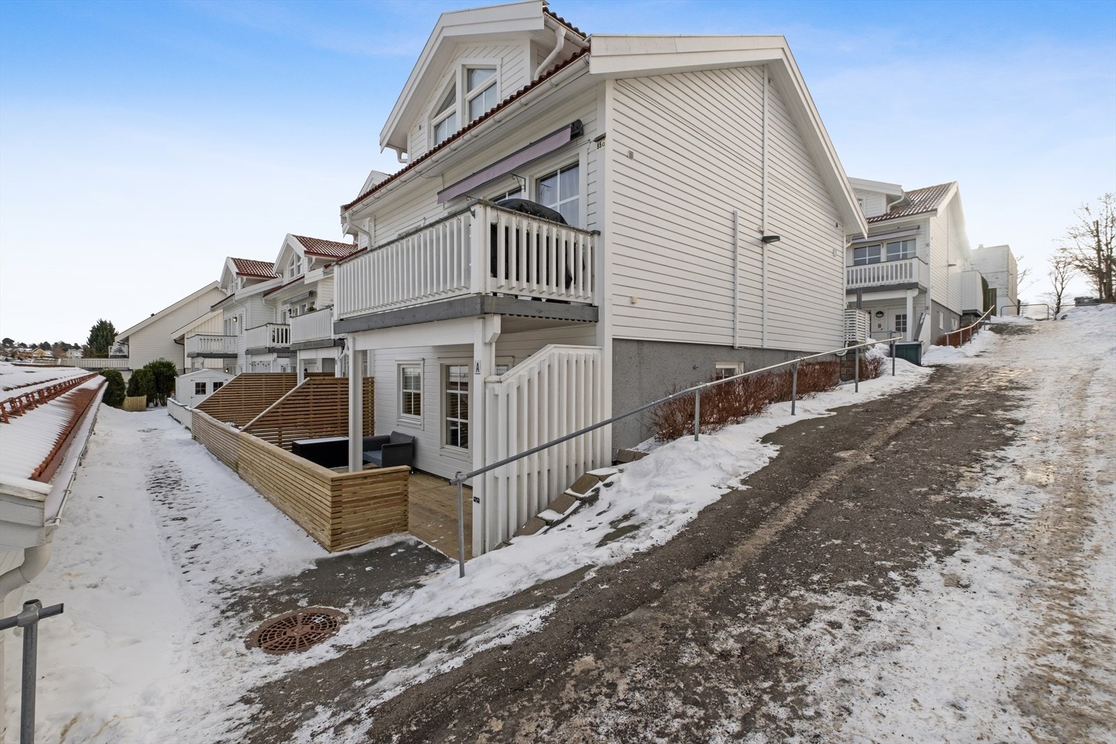 Her bor du svært sentralt, men samtidig tilbaketrukket. Det medfølger garasjeplass! Galleribilde