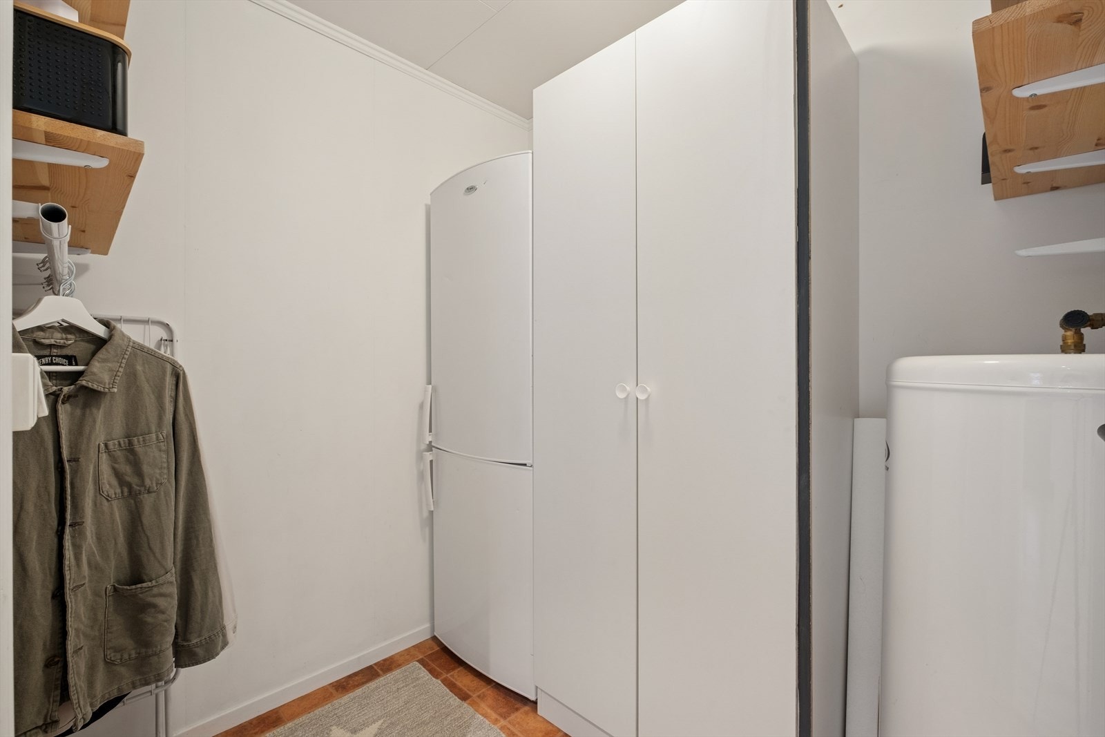 Boligen har et praktisk bod med fleksible oppbevaringsmuligheter. Galleribilde