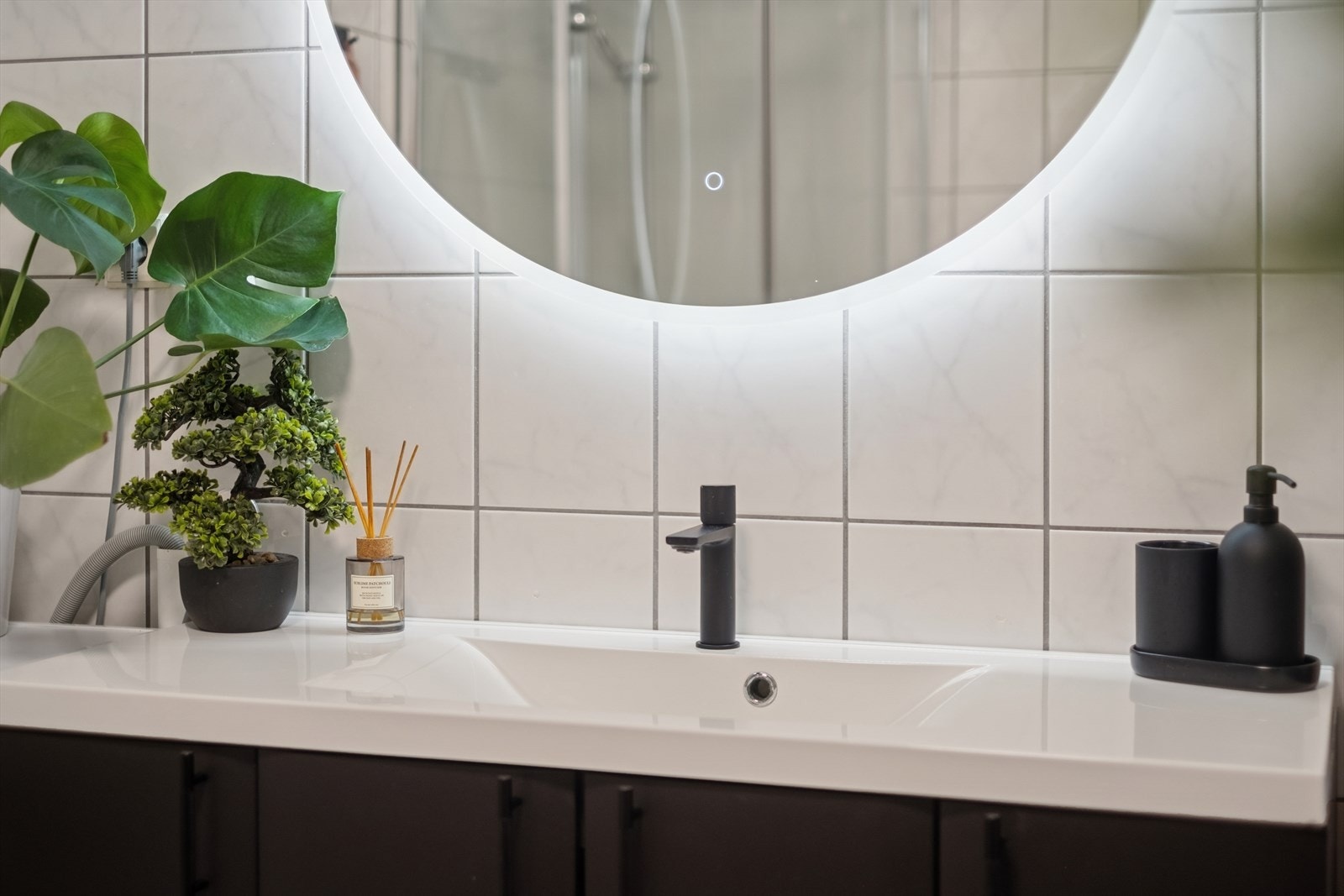 Badet er også oppgradert med slette takflater og nytt servantskap og speil, noe som gir en merkbar forbedring av rommets estetikk. Galleribilde