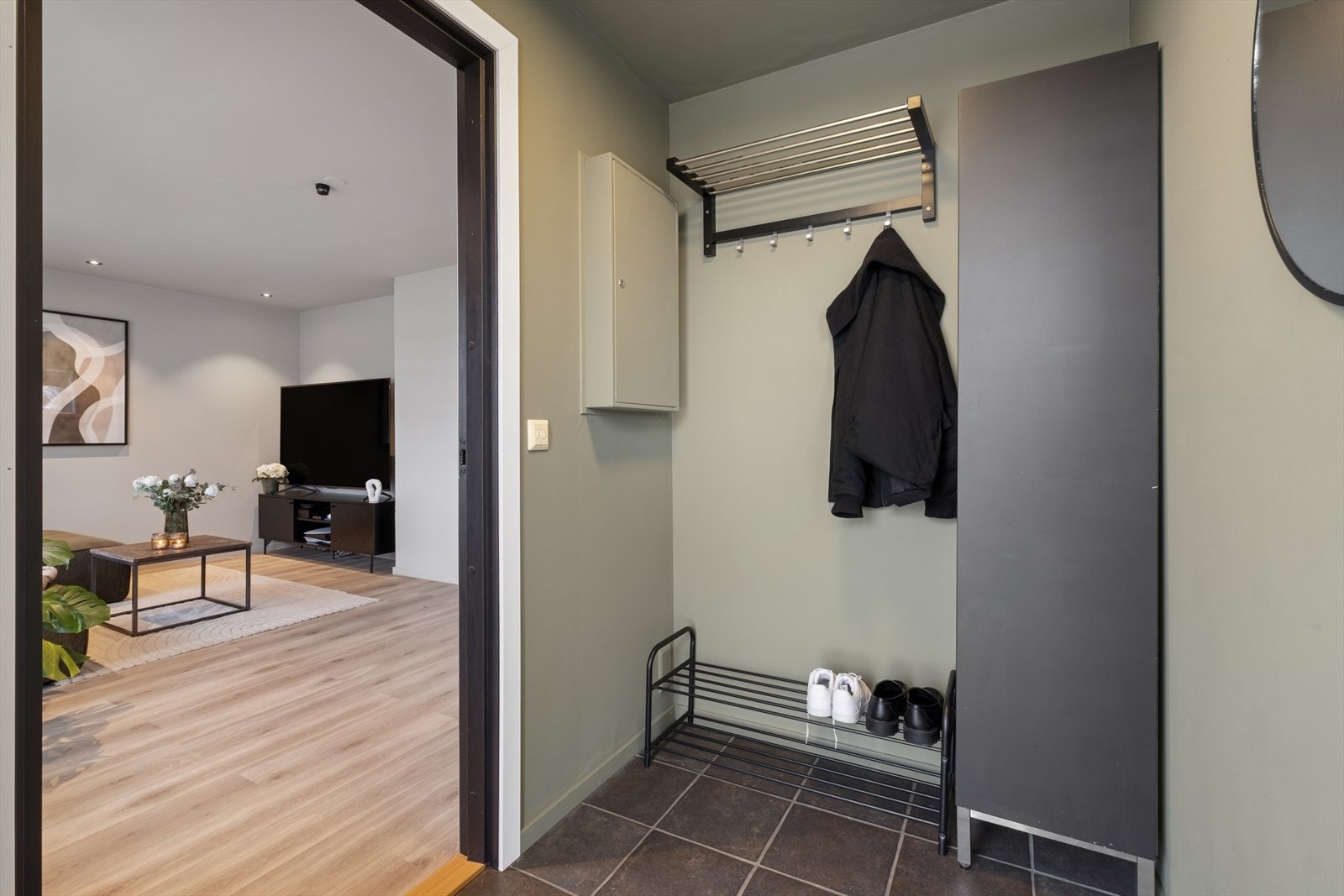 Velkommen inn ønskes av en lys og oversiktlig entré med god plass til å sette fra seg sko og henge fra seg yttertøy. Galleribilde