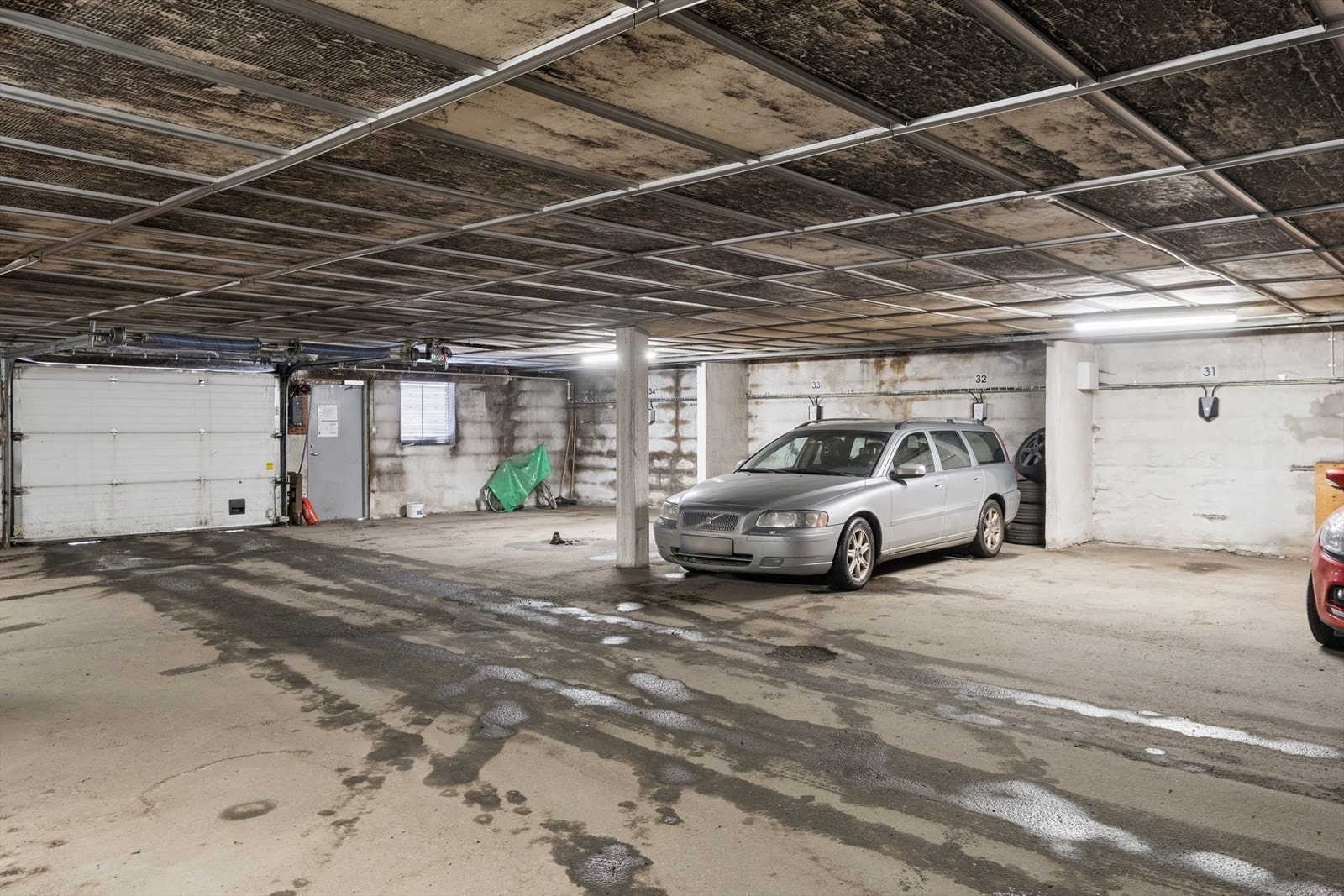 Boligen disponerer garasjeplass. Elbillader med abonnementsordning er montert. Galleribilde