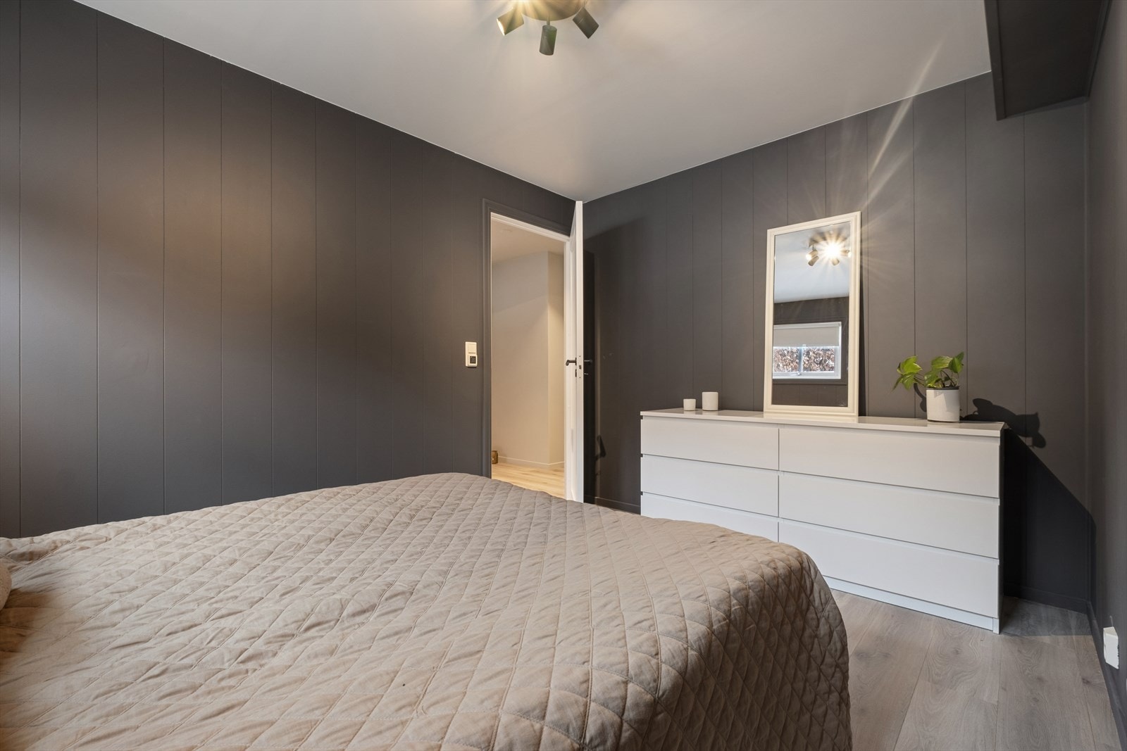 I tillegg til seng er det god plass til ekstra møbler på rommet. Galleribilde