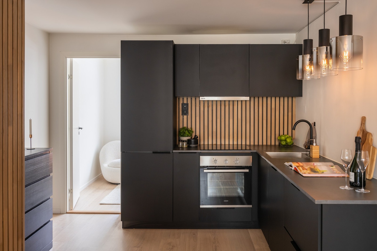 Stilren sort kjøkkeninnredning fra Kvik, ny 2021. Galleribilde