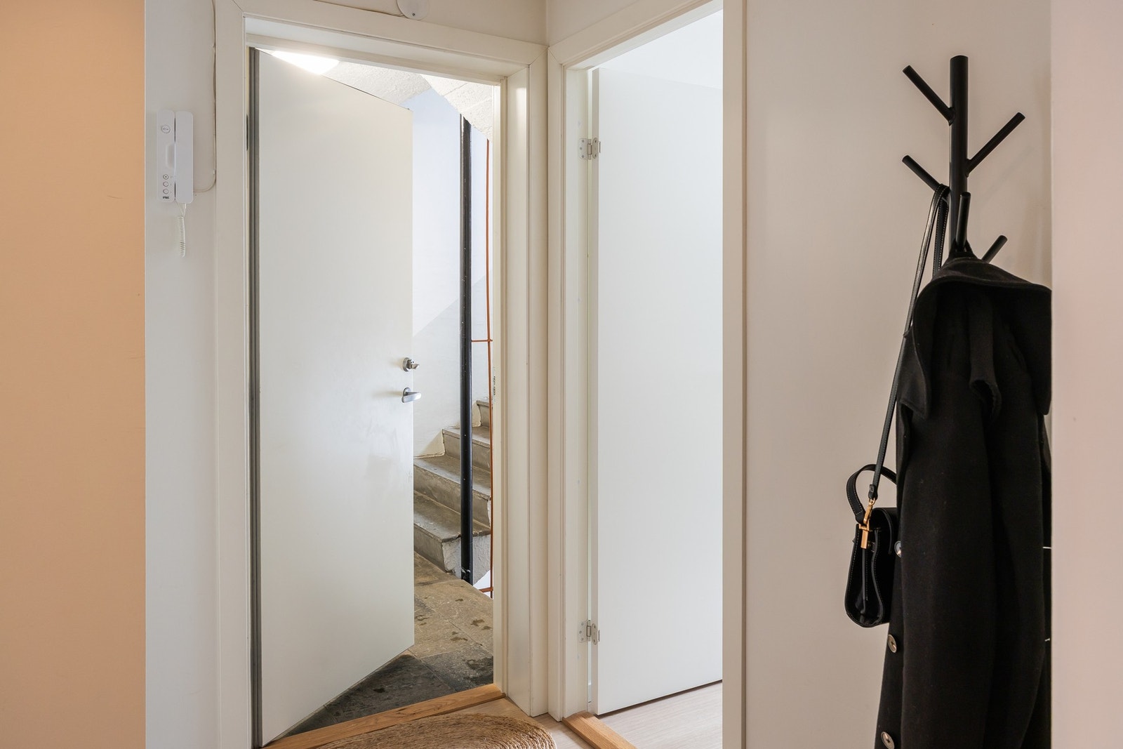 Man kommer inn i en praktisk entré/gang på 5m². Galleribilde