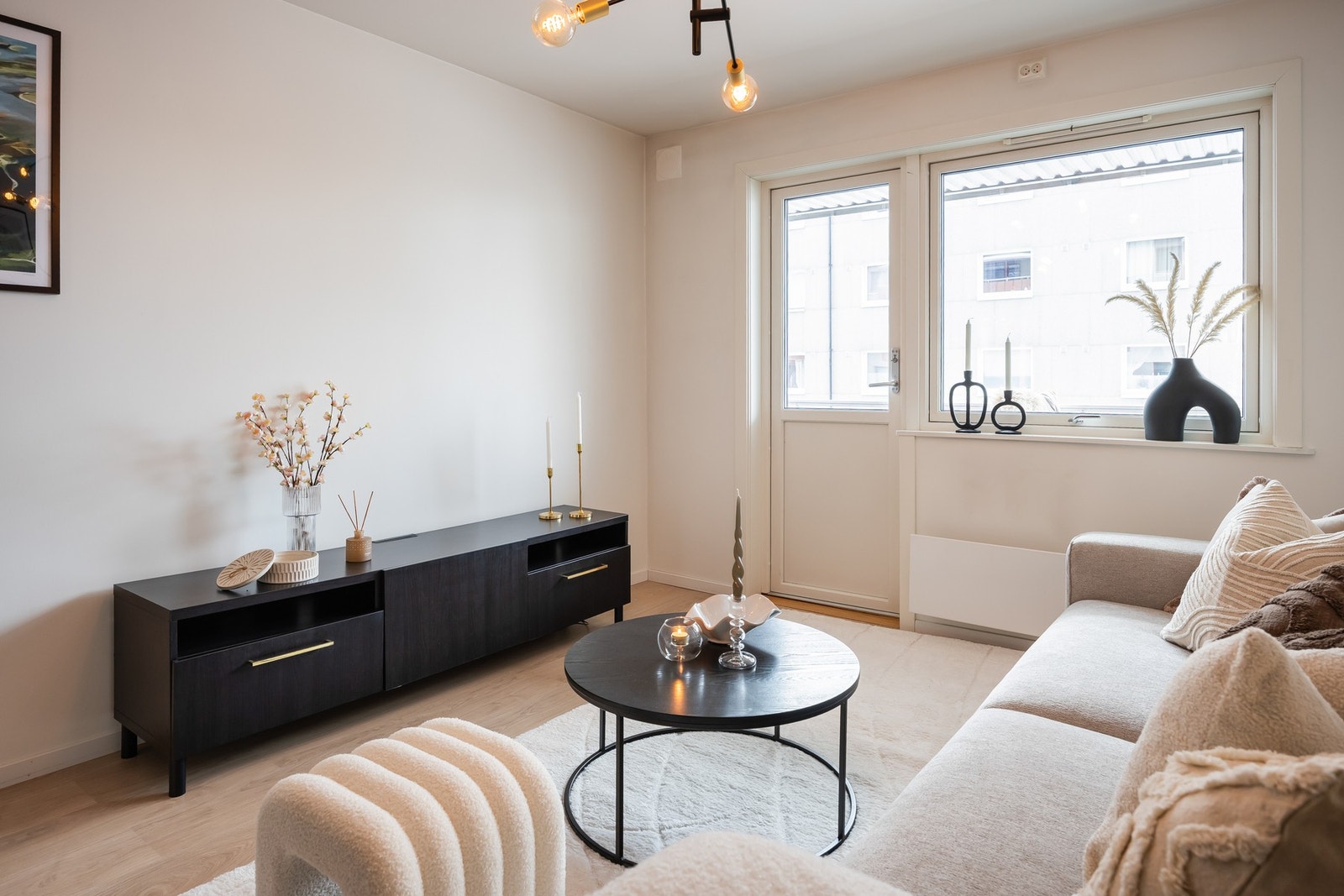 I 2021 ble alle gulv lagt nye, lagt gipsplater i alle tak og de fleste vegger gipset opp på nytt. Galleribilde