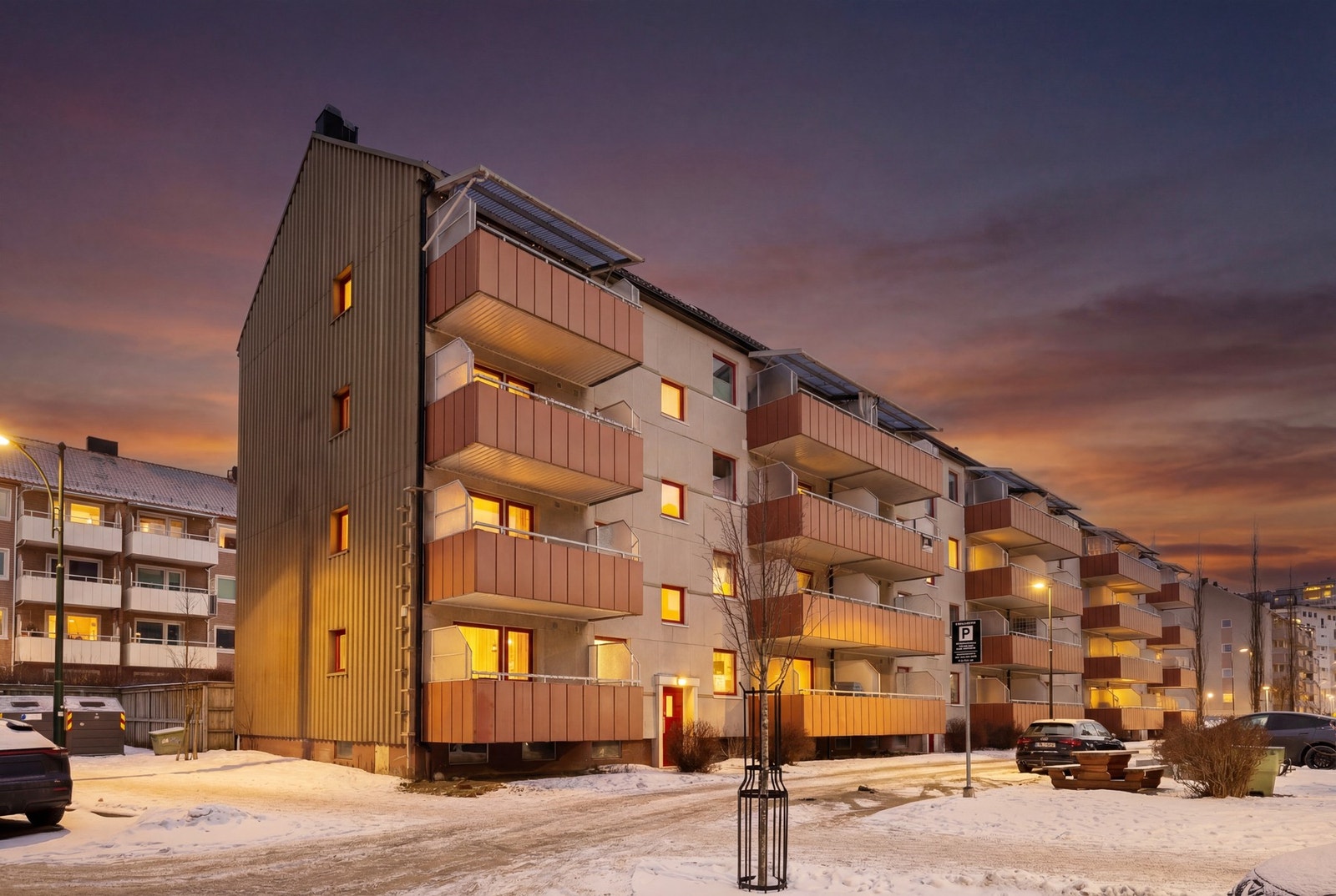 Leiligheten ligger i 2.etasje og ble omfattende renovert i 2021. Her bor man i rolige omgivelser, men likevel svært sentrumsnært med ca. 10 min gang til Solsiden og 15-20 min gange til sentrum av byen. Galleribilde