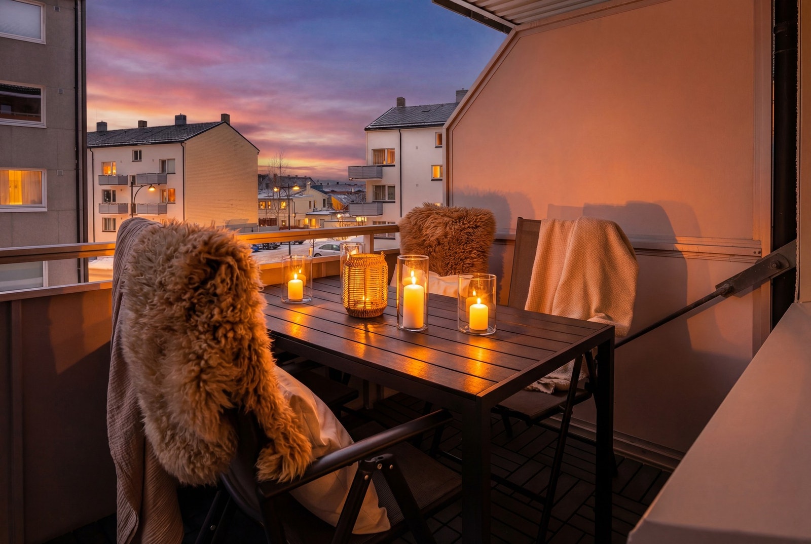 Vestvendt balkong med gode solforhold fra formiddag til kveld, sommerstid. Galleribilde