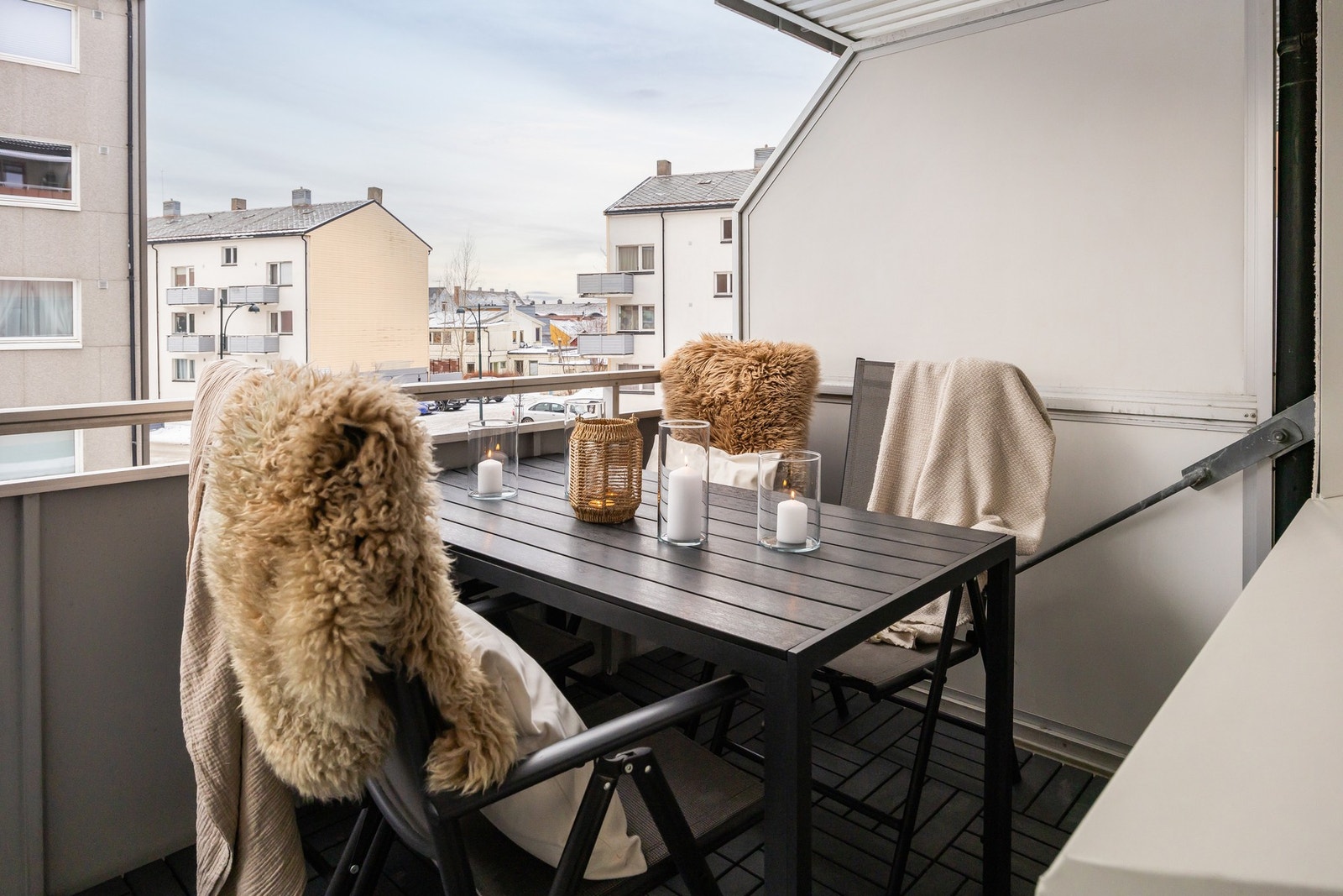 Vestvendt balkong med gode solforhold fra formiddag til kveld, sommerstid. Galleribilde