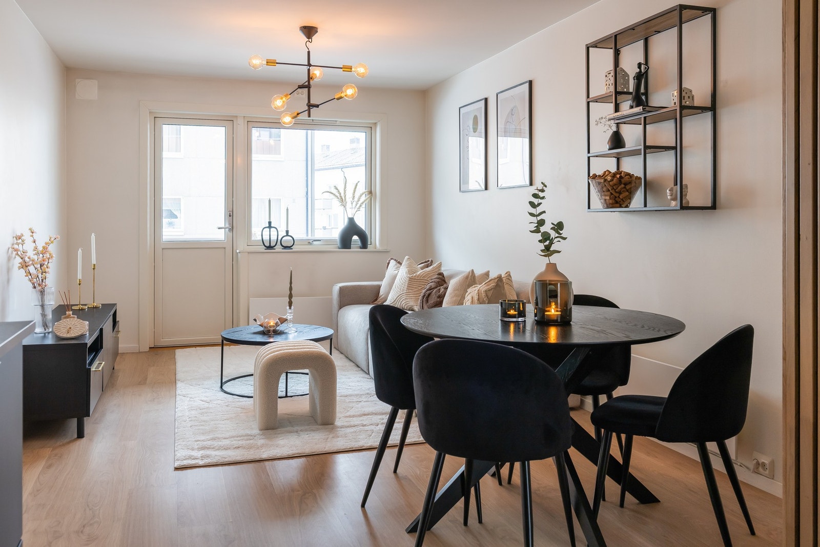 Leiligheten ligger i 2.etasje og ble omfattende renovert i 2021. Galleribilde