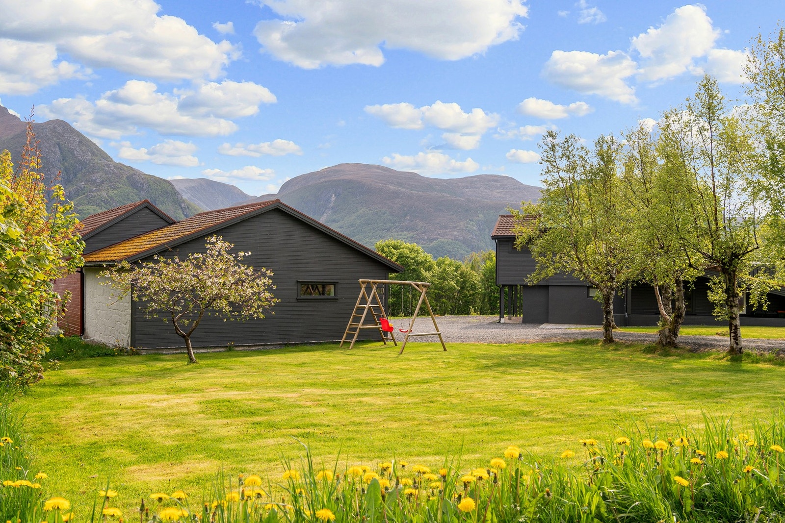 Eiendommen ligger i et rolig og barnevennlig nabolag, med god plass ute til både store og små. Galleribilde