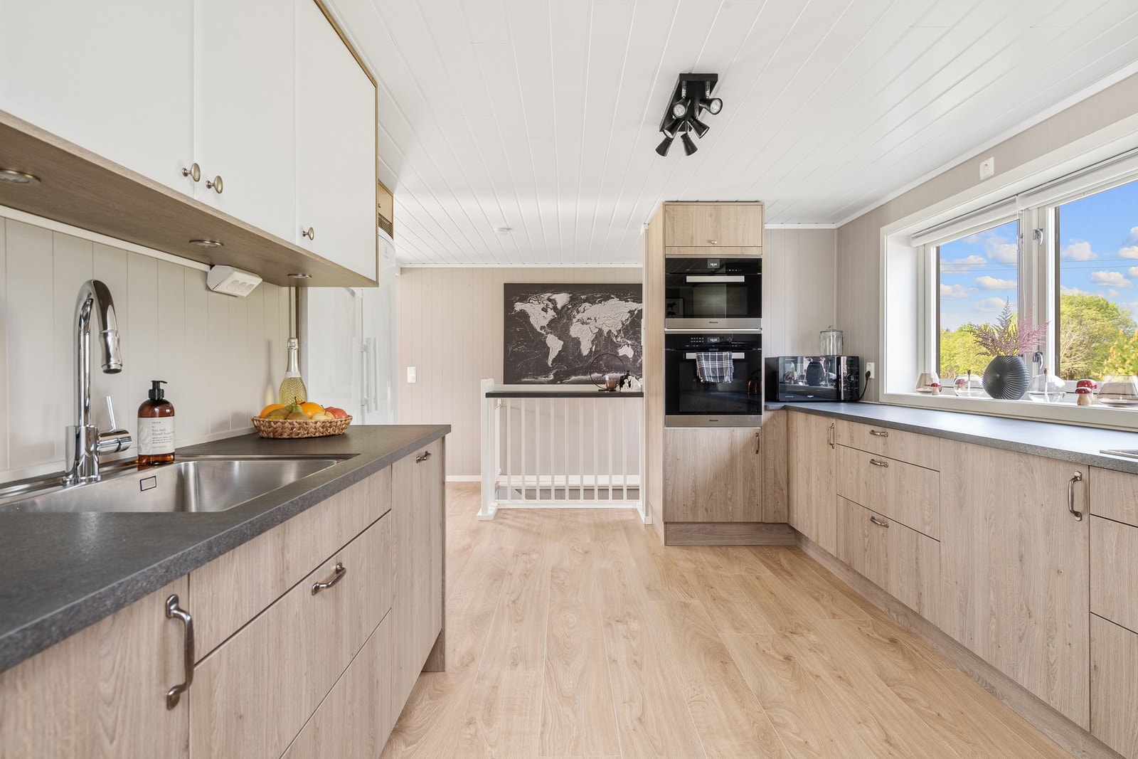 Godt med benkeplass og integrert stekeovn og dampovn i høyskap, induksjon platetopp og oppvaskmaskin. Alt av type Miele. Galleribilde