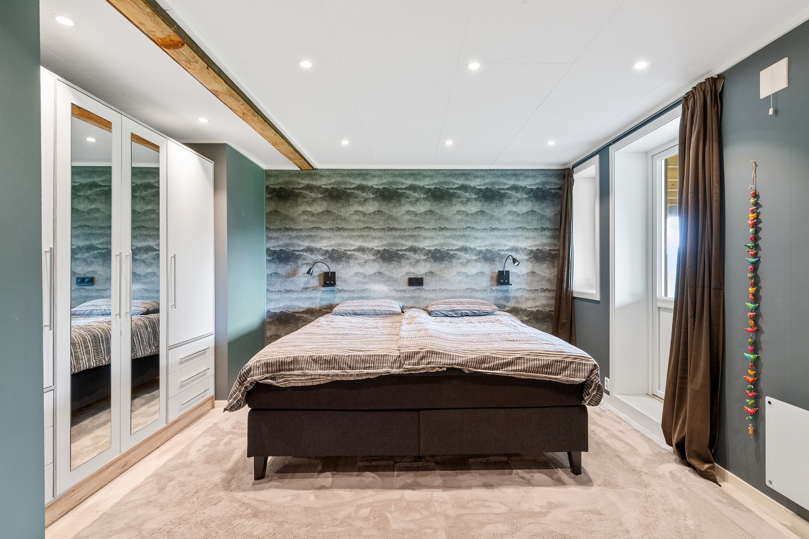 Stort soverom i underetasje med utgang. Galleribilde