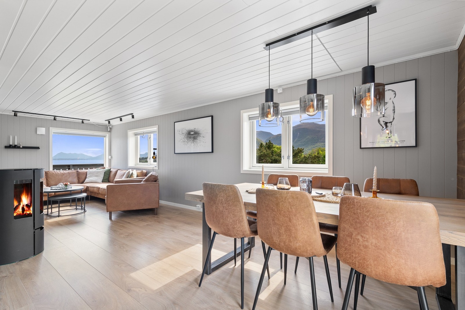 Spisestuen er tilknyttet stue med vedovn. Galleribilde