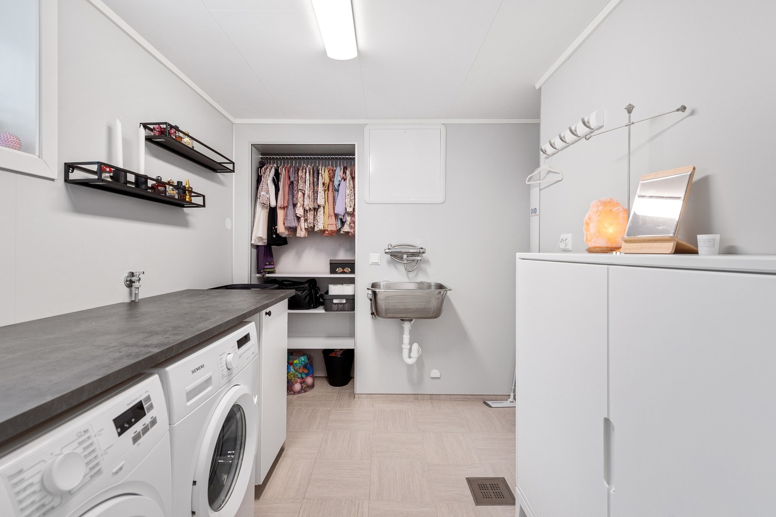 Praktisk utslagsvask og godt med oppbevaring. Galleribilde