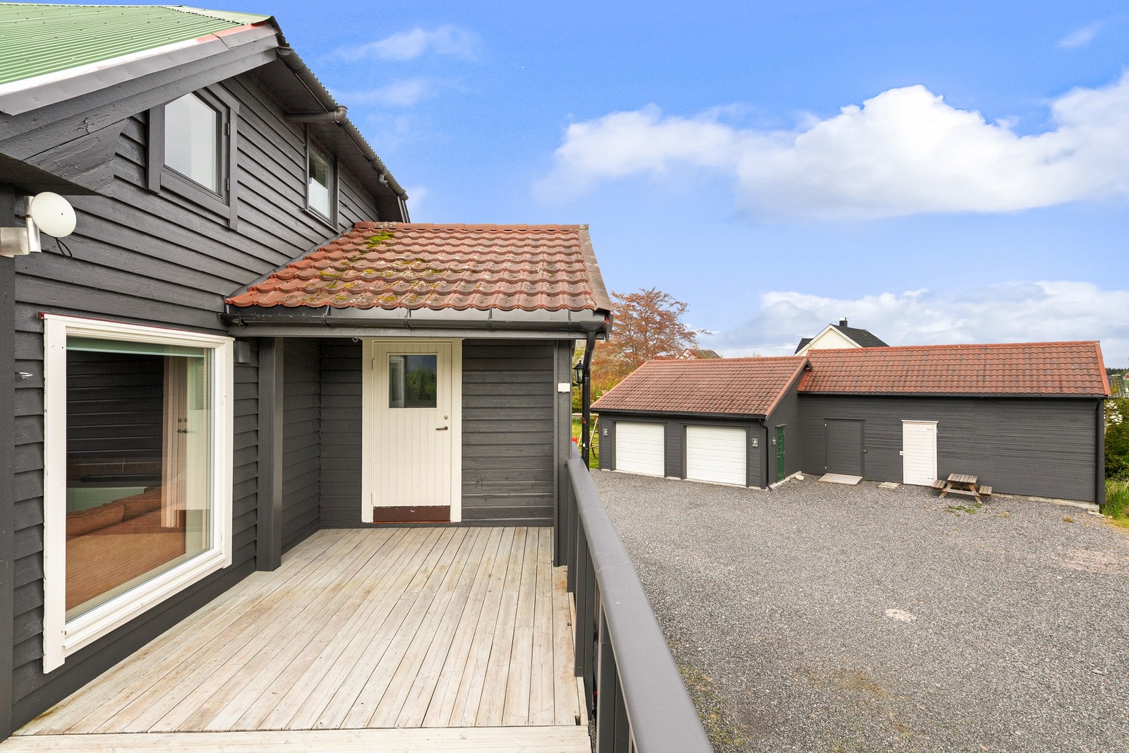 Stor gårdsplass med mange biloppstilingsplasser og en tomt på 2,7mål. Galleribilde