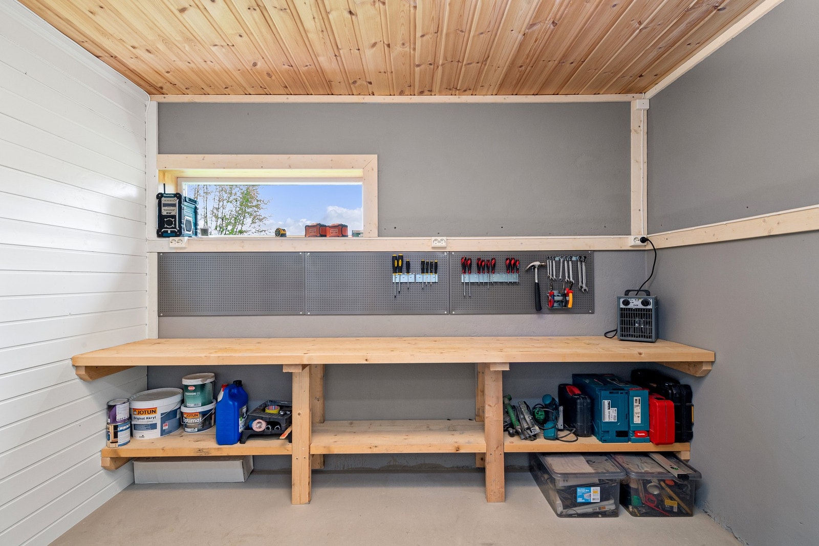 Isolert bod i garasjen Galleribilde